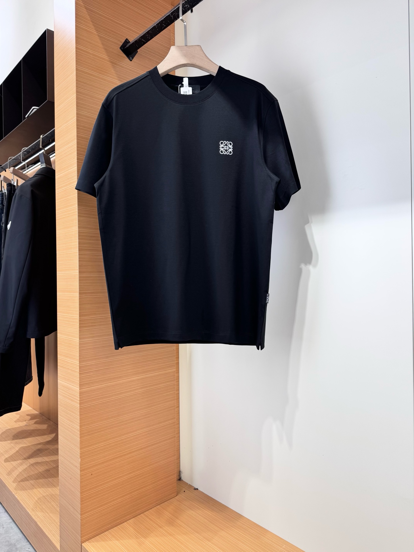 NO:731634,Replacement after the year LOE*E Luo*Ewe 2026 new spring and summer men's casual short-sleeved T-shirt, urban casual style, a very design item, top-grade foreign merchants provide customized cotton fabrics, extremely comfortable and breathable, positive skin-friendly, subverting the comfort experience brought by traditional fabrics, exquisite craftsmanship and accessories. The brand LOGO pattern on the chest is made with unique craftsmanship, with strong style. Original tailoring, meticulous detail processing to better highlight its quality. Color black white  Size M-3XL,,loewe,T-shirt,tees,t-shirt,19860909年后退换LOE*E罗*意威2026春夏新款男士休闲短袖T恤,都市休闲风格,极具设计感的一款单品,顶级外商客供定制棉面料,上手极微舒适透气,亲肤性积极,颠覆传统面料所带来的舒适体验,工艺辅料考究.胸前品牌LOGO图案以独特工艺制作而成,风格性极强.原版剪裁,一丝不苟细节处理更佳彰显其品质.颜色黑色 白色 尺码M-3XL,,loewe,T-shirt,tees，t-shirt,,Men's clothing