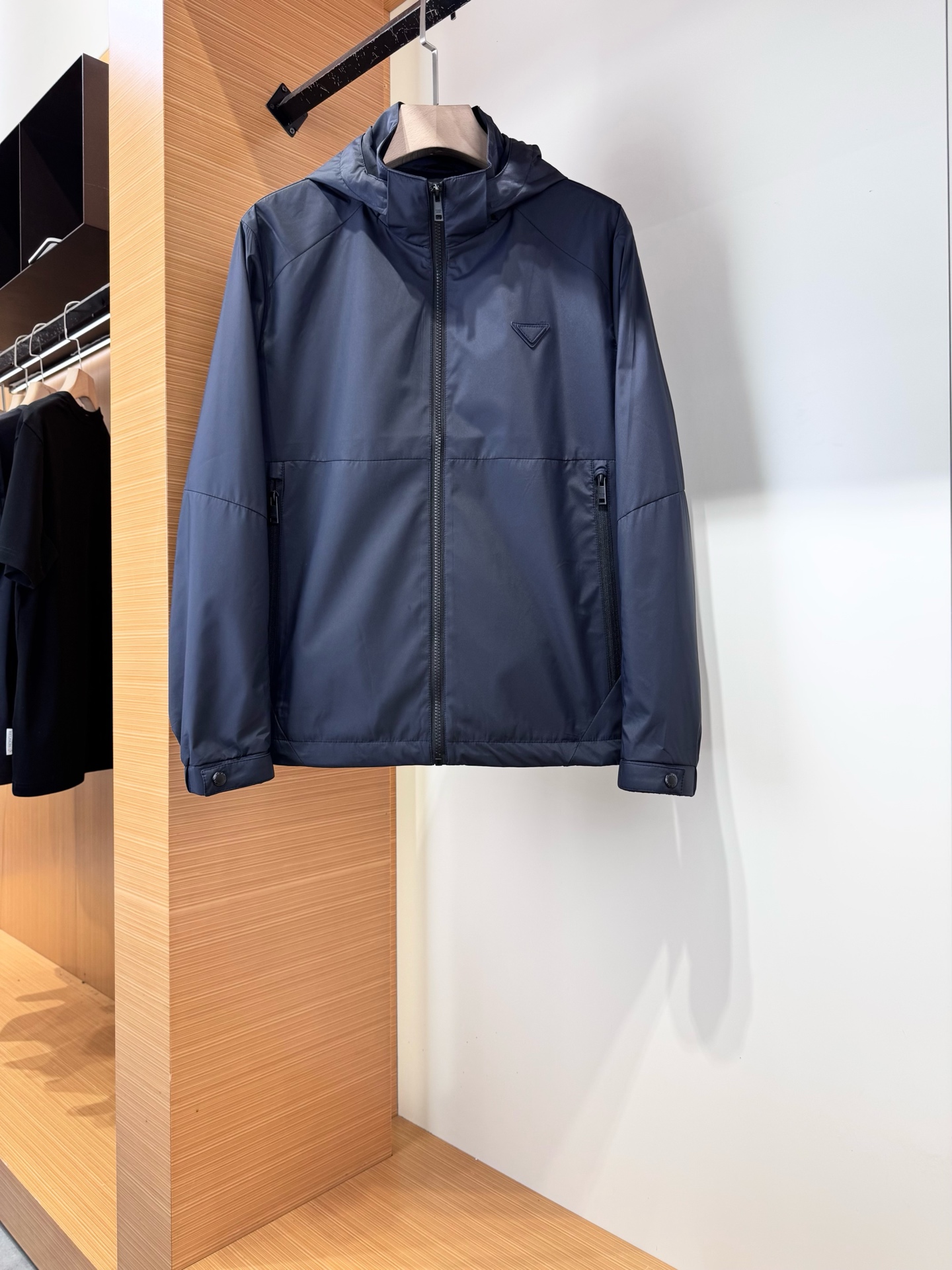 NO:744794,PRA*A 2026 spring new black high-density nylon windproof jacket!  Trading company channels are rare and available on the official website simultaneously!  This functional jacket is not just an ordinary piece of clothing, it is the perfect fusion of fashion and functionality!  It brings the brand spirit to the extreme, allowing you to enjoy the convenience and comfort brought by high-quality life while pursuing fashion. Wearing it, you will be the most dazzling presence on the street, leading the new trend of fashion!  The jacket is made of custom-made high-density nylon fabric. The fabric is extremely dense. Every inch is tight and orderly. Under the reflection of light, it exudes a charming luster!  It feels crisp and thick without any softness, giving people a sense of solid and reliable trust!  What's more worth mentioning is that it has excellent windproof and water-repellent effects, just like an invisible protective cover that tightly wraps you, allowing you to stay dry and warm in harsh environments!  The sleeve arm design is unique, and the three-dimensional zipper pocket not only adds a sense of functionality to the overall shape, but also has a highly practical Velcro nameplate design, which seems to tell the brand's glorious history and excellent quality. Every time you see it, you will feel the dignity and glory from a top brand!  The placket adopts a double-layered opening and closing method of buttons and zippers, which greatly enhances its functionality and allows you to handle it freely in different scenarios!  All hardware is engraved with the brand logo, and the details are extremely exquisite. From the smoothness of the zipper to the texture of the buttons, every detail demonstrates the brand's persistent pursuit of quality. Those exquisite logos are like small medals, witnessing the extraordinary identity of this jacket!  The integrated hood design adds a sense of casualness and casualness to the overall look, while also providing warm protection for your head in cold weather!  The shape is not picky, whether you are tall or fat, you can easily wear this jacket!  It is like a fashionable suit tailor-made for you, allowing you to show your personal style while also feeling the ultimate comfort!  Size m-3XL,,,prada,prada,jackets & coats,hats,19860909PRA*A普拉*达2026春季新款黑色高密度尼龙防风夹克！贸易公司渠道稀出,同步官网发售！这款机能夹克不仅仅是一件普通的服装,更是时尚与功能的完美融合！它将品牌精神发挥到了极致,让你在追求时尚的道路上,也能享受到高品质生活带来的便利与舒适,穿上它你就是街头最耀眼的存在,引领着时尚的新潮流！ 该夹克采用客供定制高密度尼龙面料,面料密度极高,每一寸都紧密而有序,在光线的映照下,散发出迷人的光泽！触感挺括厚实,没有丝毫的软塌感,给人一种坚实可靠的信赖！更值得一提的是它具有优异的防风拒水功效,就像有一层无形的保护罩将你紧紧包裹,让你在恶劣的环境中依然能保持干爽与温暖！袖臂设计独具匠心,立体拉链口袋不仅为整体造型增添了一份机能感,还具有极高的实用魔术贴铭牌设计,仿佛在诉说着品牌的辉煌历史和卓越品质,每一次看到它,都会让你感受到一种来自顶级品牌的尊贵与荣耀！ 门襟采用了排扣和拉链双层开合的方式,极大地增强了其机能性,让你在不同的场景下都能应对自如！所有五金均刻有品牌Logo,细节之处极为考究,从拉链的顺滑度到扣子的质感,每一个细节都彰显着品牌对品质的执着追求,那些精致的Logo,就像是一个个小小的勋章,见证着这件夹克的非凡身份！一体式连帽设计为整体造型增添了一份休闲与随性,同时也能在寒冷的天气里为你的头部提供温暖的保护！而版型则不挑人,无论你是身材高挑还是体型偏胖,都能轻松驾驭这件夹克！它就像是一件为你量身定制的时尚战衣,让你在展现个人风格的同时,也能感受到极致的舒适！尺码m-3XL,,,prada,prada,jackets & coats,hats,,Men's clothing