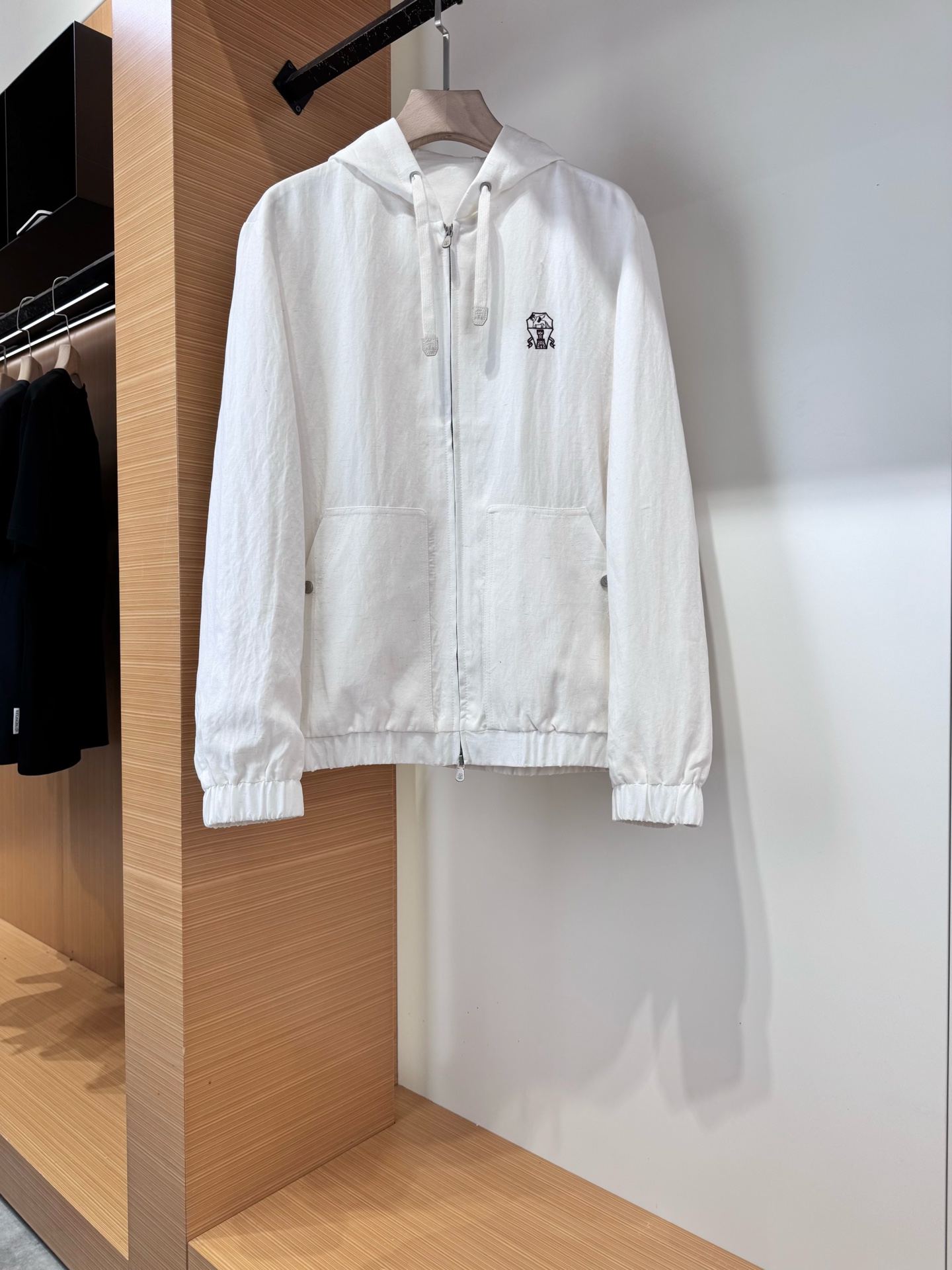 NO:744820,Nino Cuccinelli BC’s casual hooded jacket!  The main fabric 45 is made of Tencel!  The double slider design shows elegance and casual style!  Classic and versatile, it exudes a sense of simplicity and grandeur; its unique and eye-catching style adds a touch of color to the overall look; the unique striped model has delicate lines, retro and fashionable design, simple and neat, highlighting the neck line, and the button embellishment adds beauty to the details!  The retro, high-end and lazy feel is classic and timeless, versatile and fashionable for boys, full of French style~ Top luxury goods~ Low-key luxury~ Low-key comfort, simple elegance!  And the dyes used are all harmless plant dyes!  In addition, the cotton used is only Egyptian long-staple cotton!  BC is the most popular old money style outfit at the moment. It has always been loved by many old money for its texture and design. When you put on BC, you will immediately feel calm, confident and relaxed!  It is not too gorgeous but very simple and comfortable. But it adds very exquisite lifestyle products, giving people a very rich and fulfilling feeling. Sizes M-3XL.,,jackets & coats,hats,19860909内诺库奇内利 BC这款休闲连帽外套！ 主体面料45采用天丝！双拉头设计尽显优雅与休闲格调！经典百搭,散发简约大气之感；独特亮眼为整体造型增添一抹亮色；别致的条纹款,线条细腻,复古又时尚设计简约利落,凸显颈部线条,纽扣点缀增添细节美感！ 复古高级慵懒感经典不过时,男生穿百搭又时髦,法式风情拉满~ 顶级奢侈品~低调的奢华~低调舒适、简约优雅！ 而且所用的染料都是无害植物染料！此外,所用棉料只选用埃及的长绒棉！ BC是当下最火的老钱风穿搭,一直以质感和设计被许多老钱喜爱,穿上BC立即就有一种从容自信和松弛感气质在！ 没有过多华丽反而很简约舒服.但是增加了很精致的生活风格类的产品,让人有一种很丰富充实的感觉. 尺码M-3XL.,,jackets & coats,hats,,Men's clothing