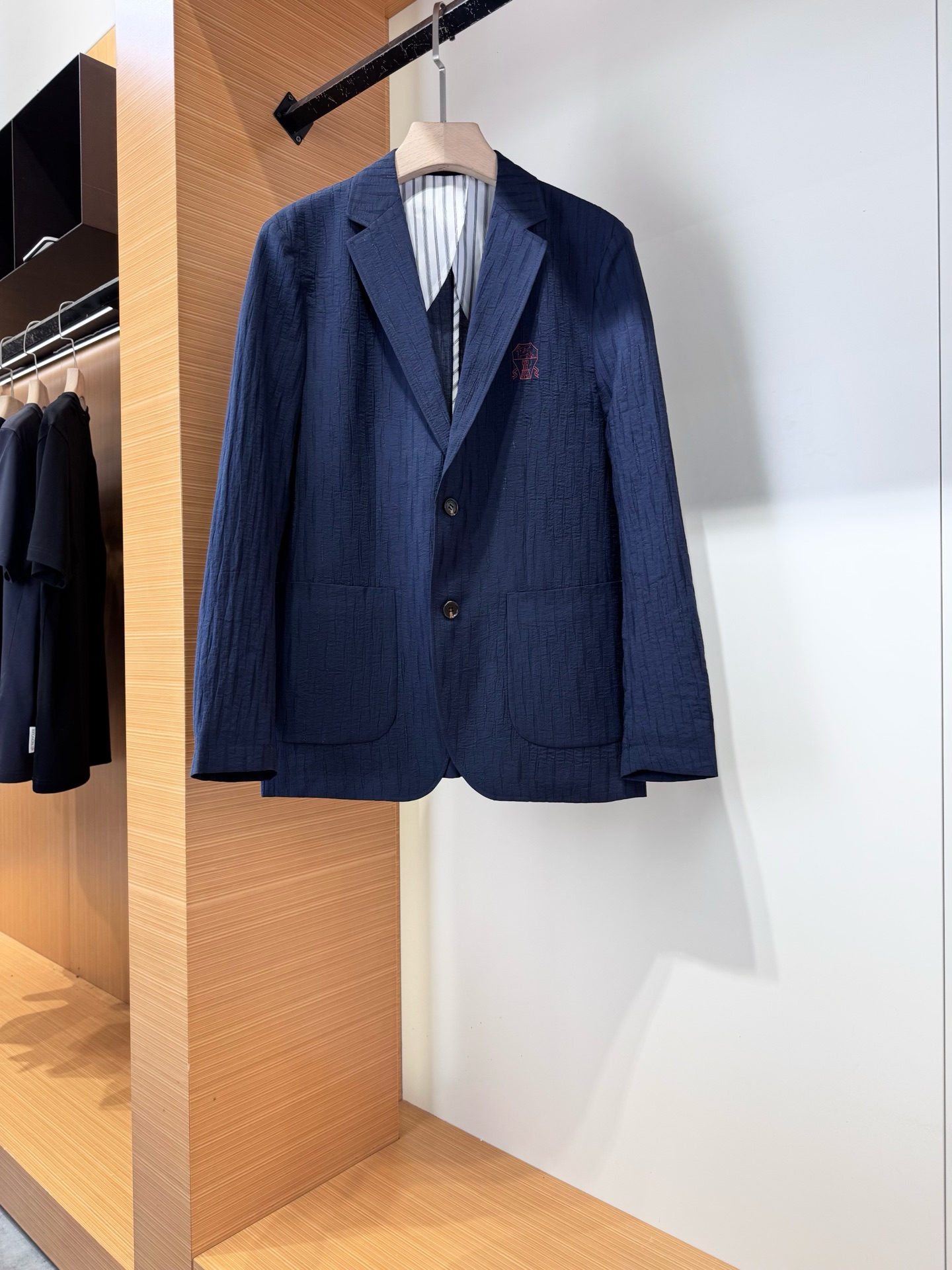 NO:744802,Bc linen lapel suit, 26ss spring and summer Bc men's classic badge embroidered asymmetrical three-pocket business casual suit jacket. Trading company channels are rare, and it is sold simultaneously on the official website. This suit is made of custom-made linen fabric. Linen, an ancient and charming fiber, gives the fabric natural simplicity and freshness!  It adds a unique sense of rhythm and layering to suits in a low-key and luxurious way!  Wearing such a suit is like being wrapped in a layer of soft clouds. It is comfortable and breathable. Whether in hot summer or stuffy indoors, it can keep you dry and comfortable at all times, as if you are in a cool world!  The classic badge embroidery decoration on the chest is like a bright pearl, instantly attracting everyone's attention!  It may represent the heritage and glory of a certain high-end brand, or it may contain the designer's unique creativity and concept!  Every stitch and thread has been carefully crafted, delicate and exquisite, as if telling a story about quality and nobility!  The use of customized horn buttons on the placket and cuffs fully demonstrates luxury and quality!  The pocket design of the suit is also unique. It adopts an asymmetric flap three-pocket design, which breaks the symmetrical pattern of traditional suit pockets and adds agility and fashion to the entire suit!  Fitted and cut, it is like a skilled tailor, carefully crafted according to your body characteristics. Every line is smooth and natural, and every cut is just right!  Wearing it will make your figure look taller and slender, and your temperament will be greatly improved, whether it is a business occasion or a social event. Sizes M-3XL.,,jackets & coats,business suit,19860909Bc亚麻翻领西服,26ss春夏Bc男士经典徽章刺绣不对称三口袋商务休闲西装外套 贸易公司渠道稀出,同步官网发售 这款西服采用客供定制亚麻面料,亚麻这种古老而又充满魅力的纤维,赋予了面料天然质朴与清新！它以一种低调而奢华的方式,为西服增添了一份独特的韵律感和层次感！穿上这样一件西服,就如同被一层轻柔的云朵所包裹,着身舒爽透气,无论是在炎炎夏日还是闷热的室内,都能让你时刻保持干爽与舒适,仿佛置身于一个清凉的世界之中！ 胸前经典徽章刺绣装饰,宛如一颗璀璨的明珠,瞬间吸引了所有人的目光！它可能代表着某个高端品牌的传承与荣耀,也可能蕴含着设计师独特的创意与理念！每一针每一线都经过精心雕琢,细腻而精致,仿佛在诉说着一个关于品质与尊贵的故事！门襟及袖口处定制牛角扣的运用,更是将奢华与品质展现得淋漓尽致！西服的口袋设计也别具一格,采用了不对称翻盖三口袋设计,打破了传统西服口袋的对称模式,为整件西服增添了一份灵动与时尚！合身版型裁剪,它就像一位技艺精湛的裁缝,根据你的身材特点精心打造,每一处线条都流畅自然,每一处剪裁都恰到好处！穿上它你的身材会显得更加挺拔修长,气质也会得到极大的提升,无论是商务场合还是社交活动.尺码M-3XL.,,jackets & coats,business suit,,Men's clothing