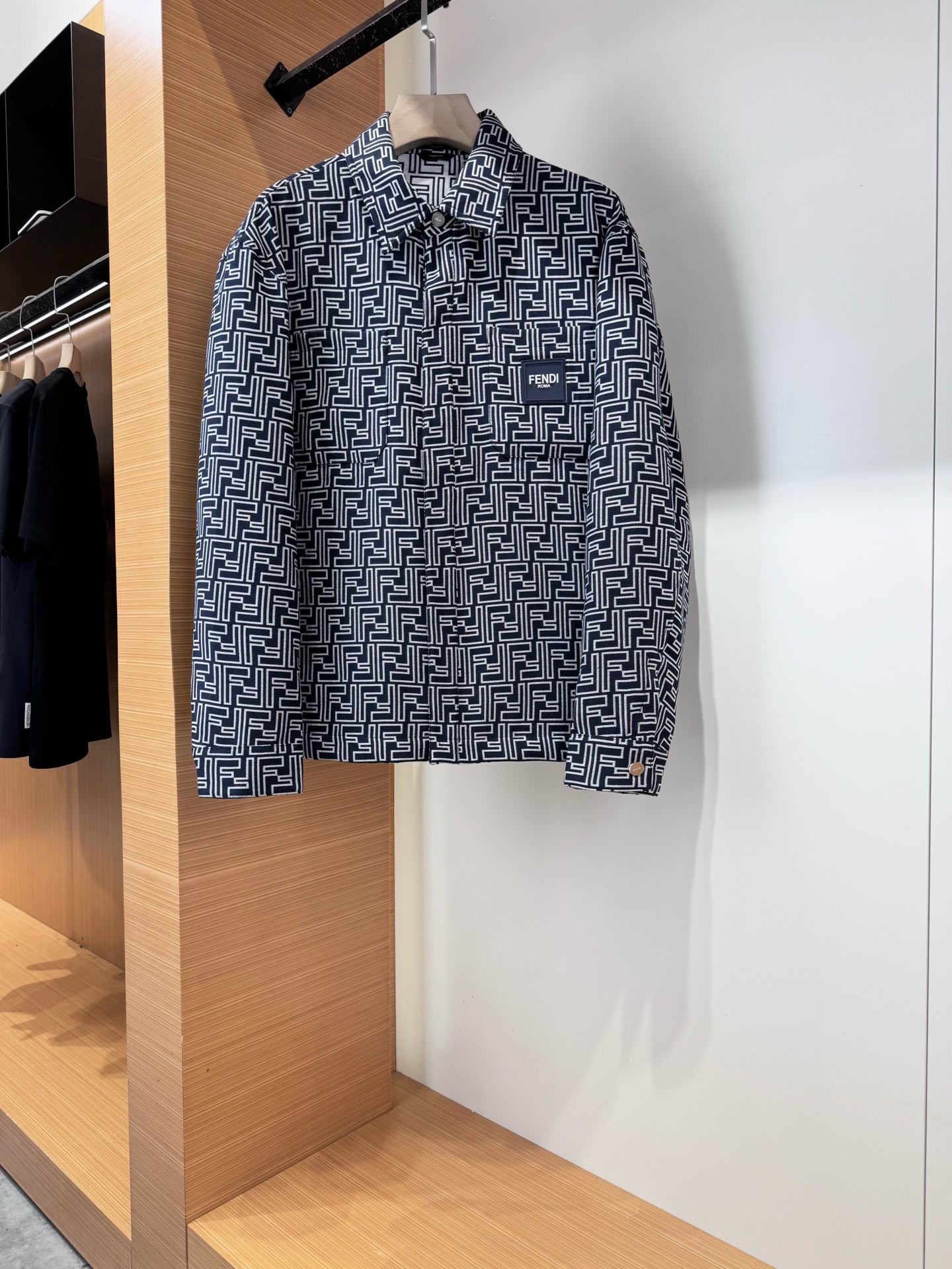 NO:744811,Fendi Fendi 2026ss spring new stand collar jacket full high-end version!  High-end counter fabric accessories, high breathability and comfort, impeccable details, exquisite workmanship and complex craftsmanship, casual tailoring, and awesome upper body shape. Sizes M-3XL.,,fendi,fendi,jackets & coats,jackets & coats,19860909Fendi 芬迪 2026ss春季新款立领夹克外套 全高端版本！高定专柜面料辅料,透气舒适度高,细节无可挑剔,做工考究工艺复杂,呈现休闲裁剪,上身版型超赞 尺码M-3XL.,,fendi,fendi,jackets & coats,jackets & coats,,Men's clothing