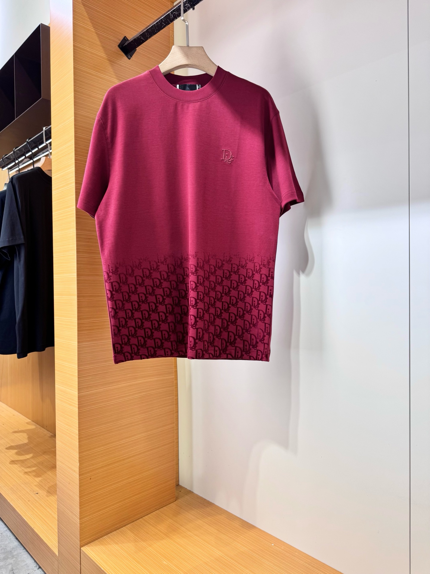 NO:838261,Dior Dior's 2026 spring and summer new gradient full-print short-sleeved T-shirt original fabric is high version and high quality. The same pure cotton high-density fabric as the Internet celebrity star. Three-dimensional printed letter pattern on the chest. Custom dyeing. It feels very comfortable. It is super versatile and good-looking. A short-sleeved T-shirt with three standards. Sizes M-3XL,,, dior, dior, T-shirt, tees, t-shirt,19860909Dior迪奥2026春夏新款渐变满印短袖T恤原版面料高版本高品质 网红明星同款纯棉高密度面料 胸围立体印花字母图案 定制定染 手感非常舒服 超级百搭好看的一款短袖三标齐全.尺码M-3XL,,,dior,dior,T-shirt,tees，t-shirt,,Men's clothing