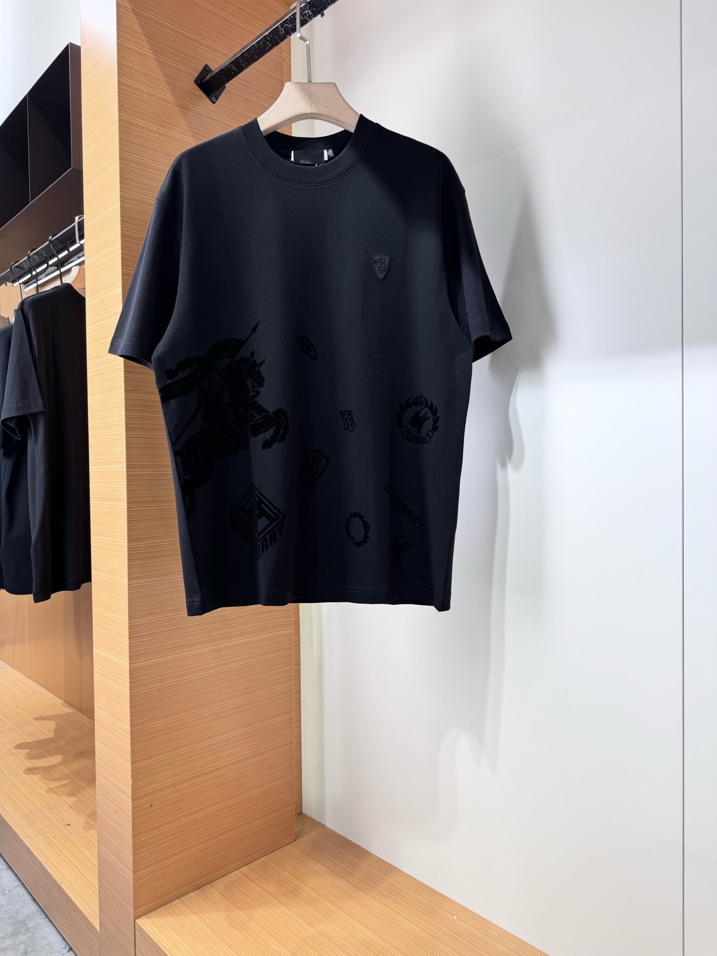 NO:838260,BBR Burberry/26SS new spring and summer round neck high-end short-sleeved T-shirt, logo embroidered on the front and chest, simple, low-key and luxurious, perfect recognition, full of trend, simple round neck, same style for men and women, great for couples!  It can be easily controlled for daily outings and outdoor activities. Paired with jeans or shorts, you can easily get advanced casual style. Made of exclusive linen fabric for summer, the fabric has high-end texture, soft and silky, excellent elasticity, anti-wrinkle and anti-yellowing, and will not be easily deformed after long-term wear and washing; size M-3XL,,,burberry,shorts,jeans,T-shirt,tees,t-shirt,19860909BBR巴宝莉/26SS春夏新品圆领高端短袖T恤,正面胸前刺绣Logo,简约低调奢华,辨识度满分,潮流感爆棚,圆领简约,男女同款,情侣穿也很赞！日常出街、户外活动都能轻松驾驭,搭配牛仔裤或短裤,轻松get高级休闲风采用夏天专属麻料面料制成,面料质感高端、柔软丝滑,弹性优良抗皱抗黄,久穿久洗不易变形；尺码M-3XL,,,burberry,shorts,jeans,T-shirt,tees，t-shirt,,Men's clothing