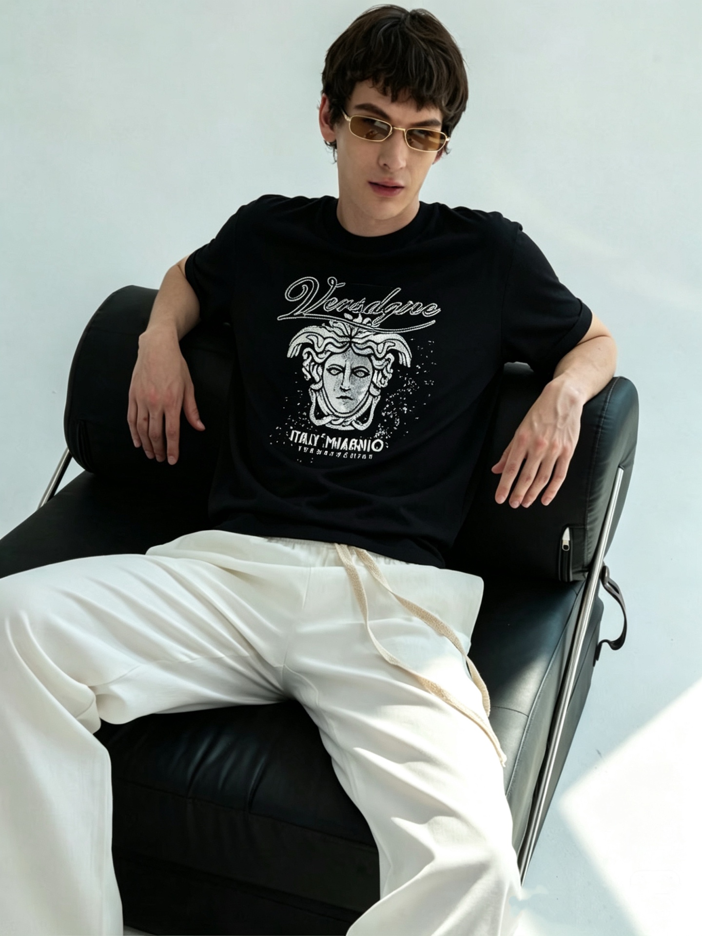 NO:838254,Versace - 2026ss Year of the Horse Spring and Summer's latest hot-selling premium knitted short-sleeved T-shirt, made of customized imported soft Yilite fabric, embellished with fashionable big-name element logos, breathable fabric, delicate and soft texture, cool and smooth against the body. Moisture-wicking, simple and elegant yet fashionable, three-dimensional tailoring, super stylish upper body!  A must-have for fashionistas, sizes M-3XL, versace, T-shirt, tees, t-shirt,19860909范思哲 - 2026ss马年春夏最新大爆款精品针织短袖T恤,定制进口轻柔伊力特面料,时尚大牌元素logo点缀,会呼吸的面料,质感细腻柔软,贴身冰爽顺滑.吸湿排汗,简约大方又不失时尚,版型立体裁剪,上身超有型！时尚潮人必备款 尺码M-3XL,,versace,T-shirt,tees，t-shirt,,Men's clothing