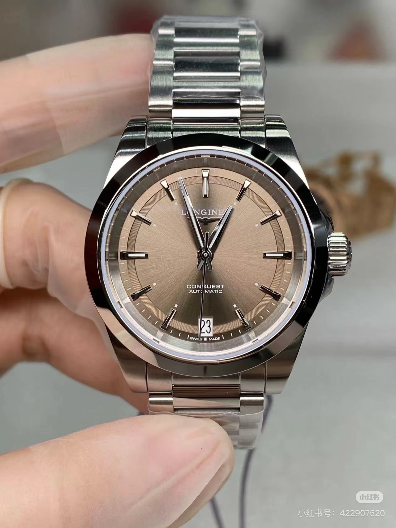 💰380
浪琴康卡斯悦动系列✨女装34mm尺寸，316精钢材质，一圈一壳，CNC精工艺打造🔬拉丝抛光处理过渡流畅质感拉满，进口日本机芯👍附加刻度夜光功能
折叠式表扣饰以品牌标志工艺细腻纹路清晰[庆祝]三码合一(认准独家编码56776747)

万能搭配各种首饰，高级又时髦，看到实物就知道它的美![烟花]