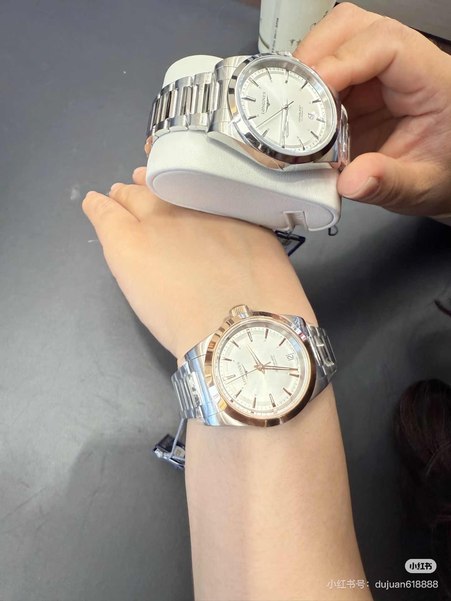 NO:340490,I found the street-to-face bomber on Valentine's Day. My treasures, the bells on Valentine's Day are getting closer and closer!  Are you still worried about what gift to give to your partner? Manager's recommendation: The Comcas series will definitely hit your heart. The Comcas design is full of modern trends, with its unique bezel shape, personality and eye-catching. Bring it with it and instantly becomes the focus of the crowd. A variety of colors are available. Whether you like to be low-key or flamboyant, you can find the one that suits you. The men's style is calm and atmospheric, and the women's style is elegant and agile, just like the tacit understanding and complementarity in love. Every time you look at each other, you can feel each other's affection and commitment from each other's wrists.19860909情人节炸街对表,被我找到了 宝子们,情人节的钟声越来越近啦！ 还在为送另一半什么礼物发愁吗 店长推荐: 康卡斯系列,绝对能戳中你们的心巴 康卡斯的设计充满现代潮流感,独特的表圈造型,个性又吸睛,带上它,瞬间成为人群焦点 多种颜色可选,不管你是喜欢低调沉稳还是偏爱张扬,都能找到适合自己的那一款 男款沉稳大气,女款优雅灵动,恰似在爱情中的默契与互补 每一次对视,都能从对方腕间感受到彼此的深情与承诺,,Watch