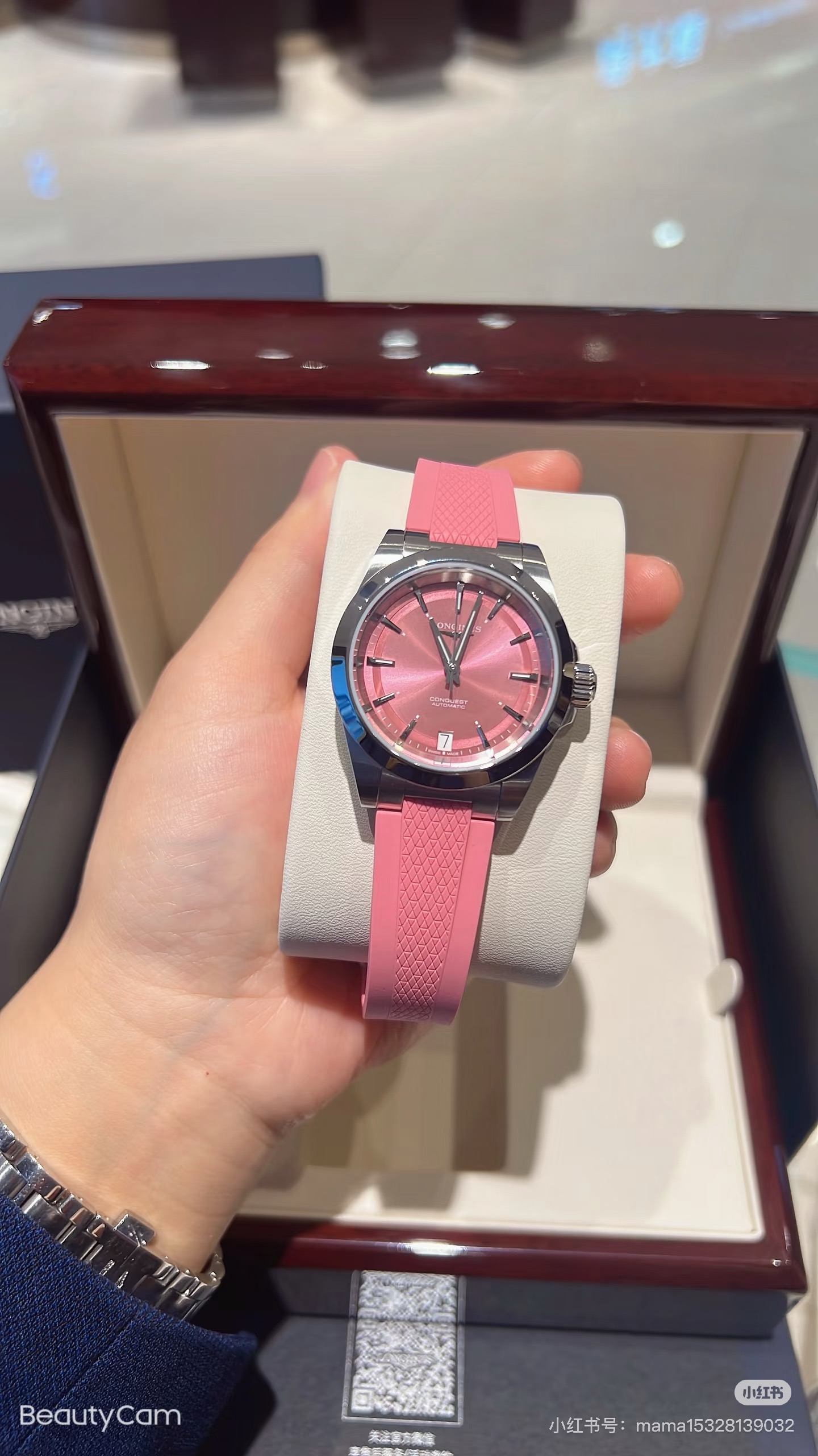 NO:339765,The first choice for gifts on the Chinese Valentine's Day. The Concas Yuedong series of vitality powder uses its unique design to interpret the softness and power of women. Just like the peach blossoms blooming in spring, pink and full of vitality. The dial of this watch is like a ray of rays of glow in the morning light, gentle but not without losing vitality. The pink dial, paired with exquisite case and rubber belt, can make you the focus of the audience whether it is daily travel or important occasions.19860909七夕情人节送礼首选 康卡斯悦动系列元气粉,用它独特的设计,诠释了女性的柔美与力量.如同春日里盛开的桃花,粉嫩又充满活力 这款手表的表盘,就像是晨曦中的一抹霞光,温柔而又不失活力.粉色的表盘,搭配精致的表壳和橡胶带,无论是日常出行还是重要场合,都能让你成为全场的焦点,,Watch