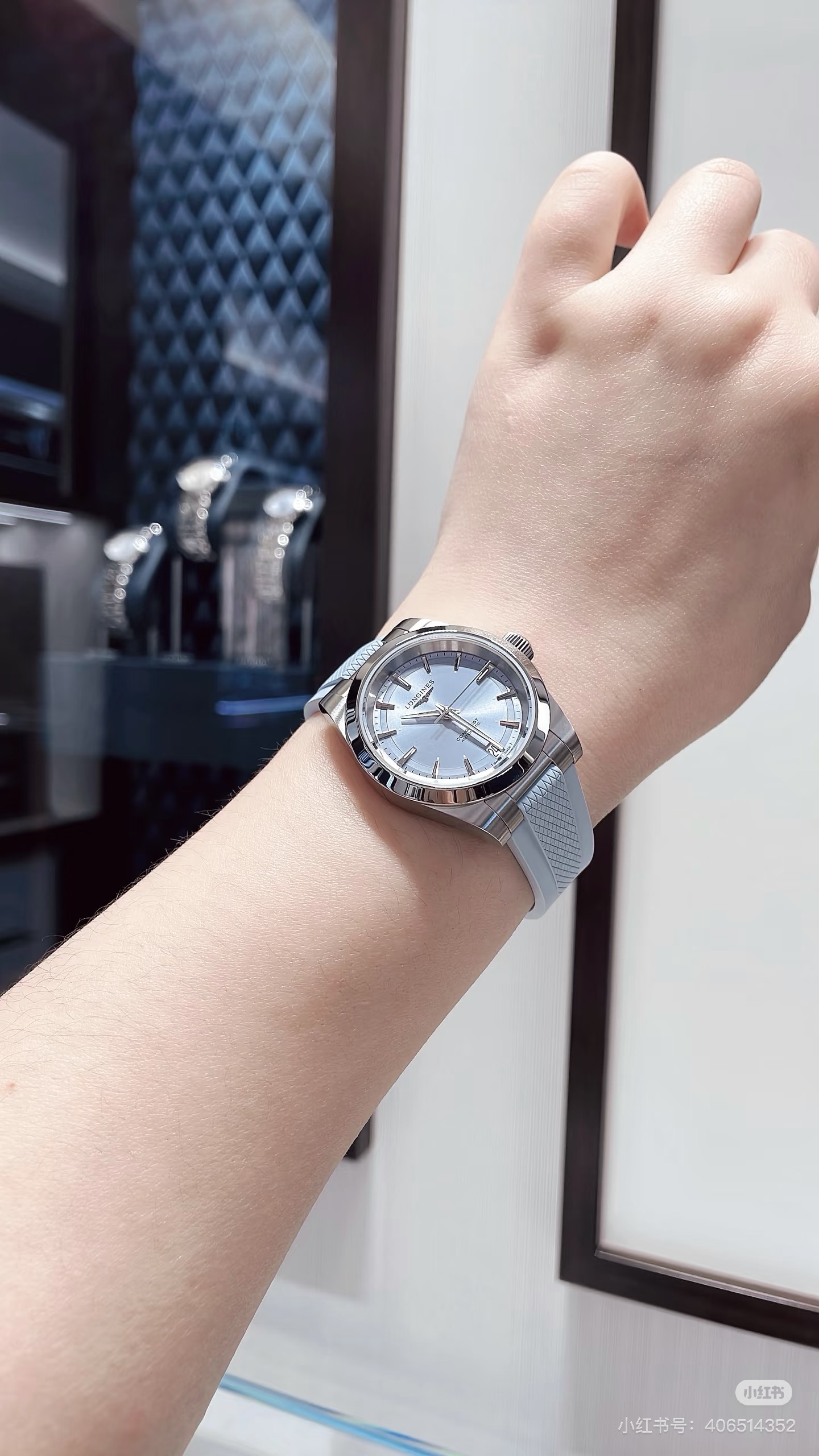 NO:339776,The best gift gift, who can refuse ~ The blue dial with blue tape is amazing ♀ Longines Concas series Yuedong watch, its light, stretchy and vibrant natural beauty, is simply a lucky star for summer outfits. The blue dial with low saturation is refreshing and moving, making the formal workplace LOOK fashionable and elegant. The rubber strap also uses blue color, and the new hourglass pattern adds the highlights of the casual look and makes the outfit more layered, longines19860909送礼最佳 谁能拒绝～晴空蓝表盘搭配蓝胶带绝了♀ 浪琴康卡斯系列悦动腕表,它轻盈、舒展、生机勃勃的自然之美,简直是夏天穿搭的福星,低饱和度的晴空蓝表盘,清爽悦动,让正式的职场LOOK也能时髦优雅,橡胶表带也采用了蓝色系,全新的沙漏图案,增加休闲造型的亮点,让穿搭更有层次感,,longines,Watch