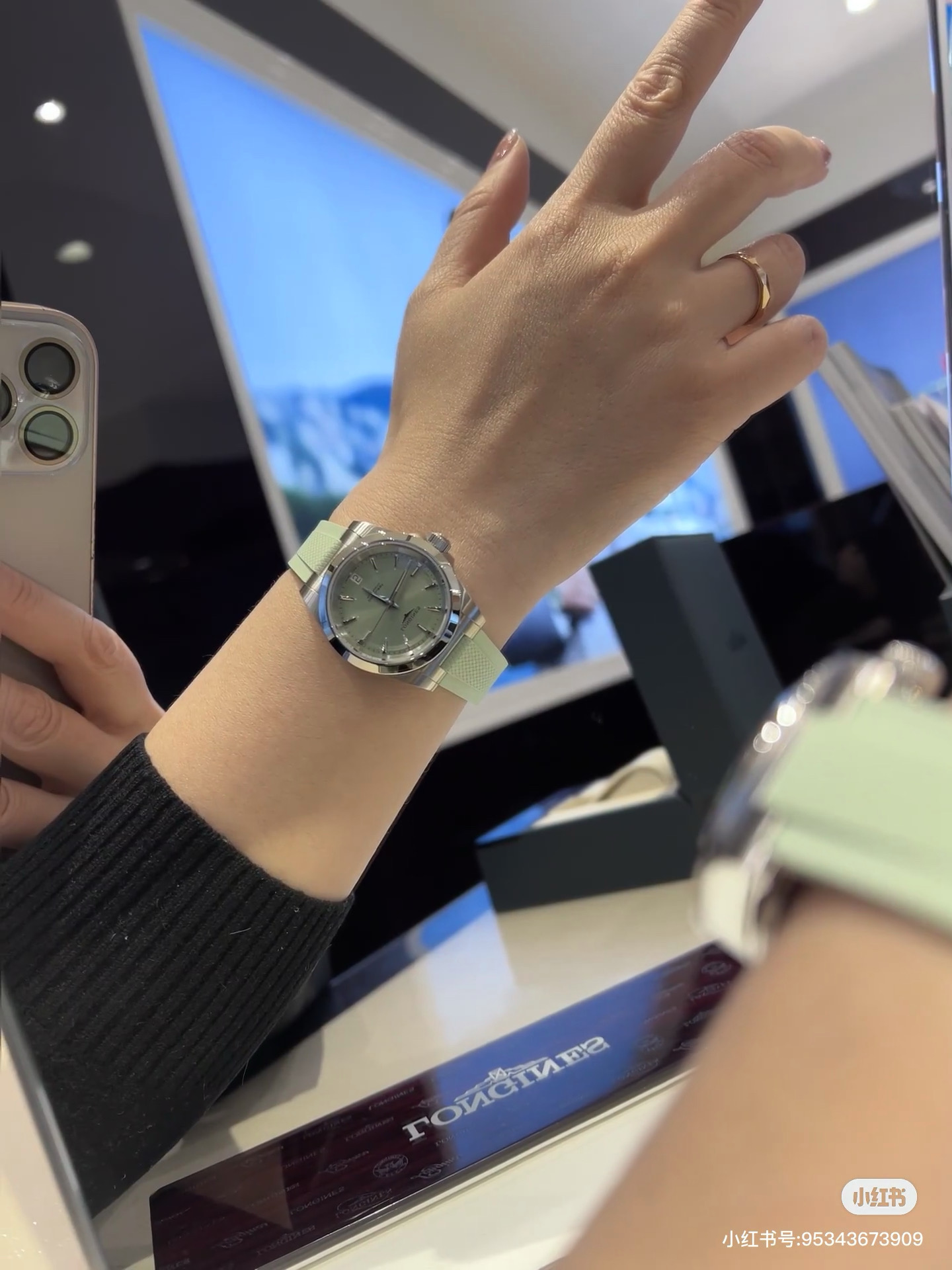 NO:339787,The first choice for gifts for the Chinese Valentine's Day: Concas Yuedong Mint Green is too summery. Who knows!  This mint green really makes you feel more and more excited. The refreshing and transparent mint green dial + rubber strap in the same color is like wearing summer mint bubble water on your wrist. This time the shooting specially incorporates blue and green contrasting elements. The coolness of sea water blue and the gentleness of mint green are perfectly collided. Each photo comes with a high-end filter!  It’s super suitable for commuting, dating or vacationing!  ,19860909七夕礼物首选 康卡斯悦动薄荷绿也太夏天了吧 谁懂啊！这抹薄荷绿真的越看越心动 清爽通透的薄荷绿表盘+同色系橡胶表带, 像把夏日薄荷气泡水戴在了手腕上 这次拍摄特意融入蓝绿撞色元素, 海水蓝的清凉与薄荷绿的温柔完美碰撞, 每一张照片都自带高级感滤镜！ 无论是通勤、约会还是度假都超适配！,,Watch