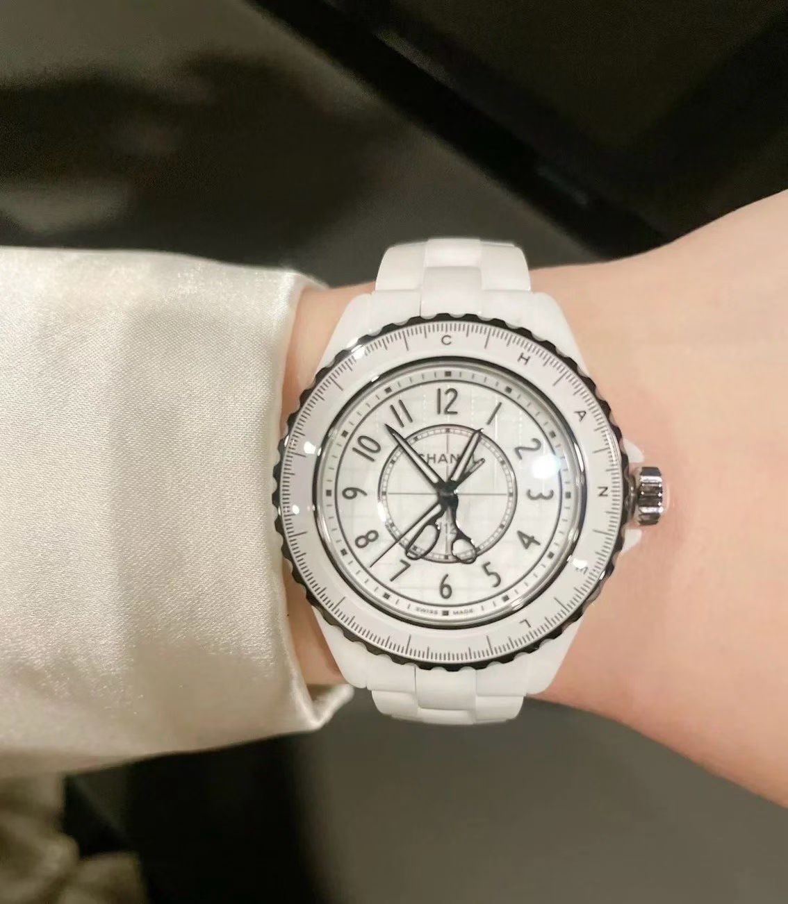 NO:602214,Produced by TW 33 Quartz TW Factory Today's J12 is very special. ot3 Chanel J12 33mm. The hands are in the shape of scissors and sewing needles. CHANEL complements the tape measure pattern trim. It is from this year's new limited series COUTURE O' CLOCK. The exquisite dressmaking tools are turned into exquisite details on the dial. The precision ceramic case is like those timeless buildings in the city. It can withstand the baptism of time and does not change color or fade.  Let the flow of time be filled with the atmosphere of art. Walking on the street, every step is like a new beginning. The J12 COUTURE watch not only records time, but also serves as a witness to explore the city. Luxurious and exquisite, we recommend women’s quartz watches. For the best luxury recommendations as gifts, please look for TW’s exclusive quality,,chanel,chanel19860909TW 出品 33石英 TW Factory 今天的J12很特别 ot3香奈儿 J12 33mm 指针是剪刀和缝纫针的形状 CHANEL 与卷尺图案的饰边相得益彰 是来自今年全新的限定系列COUTURE O' CLOCK 精巧的制衣工具都化成表盘上的精致细节 精密陶瓷的表壳如同城市中那些历久弥新的建筑 耐得住岁月的洗礼 不变色不褪色  让时间的流转也充满了艺术的气息 走在街上 每一步都像是新的开始 J12 COUTURE腕表 不只是记录时间 更像是探索这座城市的见证者 奢华精致推荐女士石英腕表 送礼最佳奢华推荐请认准TW独家品质,,chanel,chanel,Watch