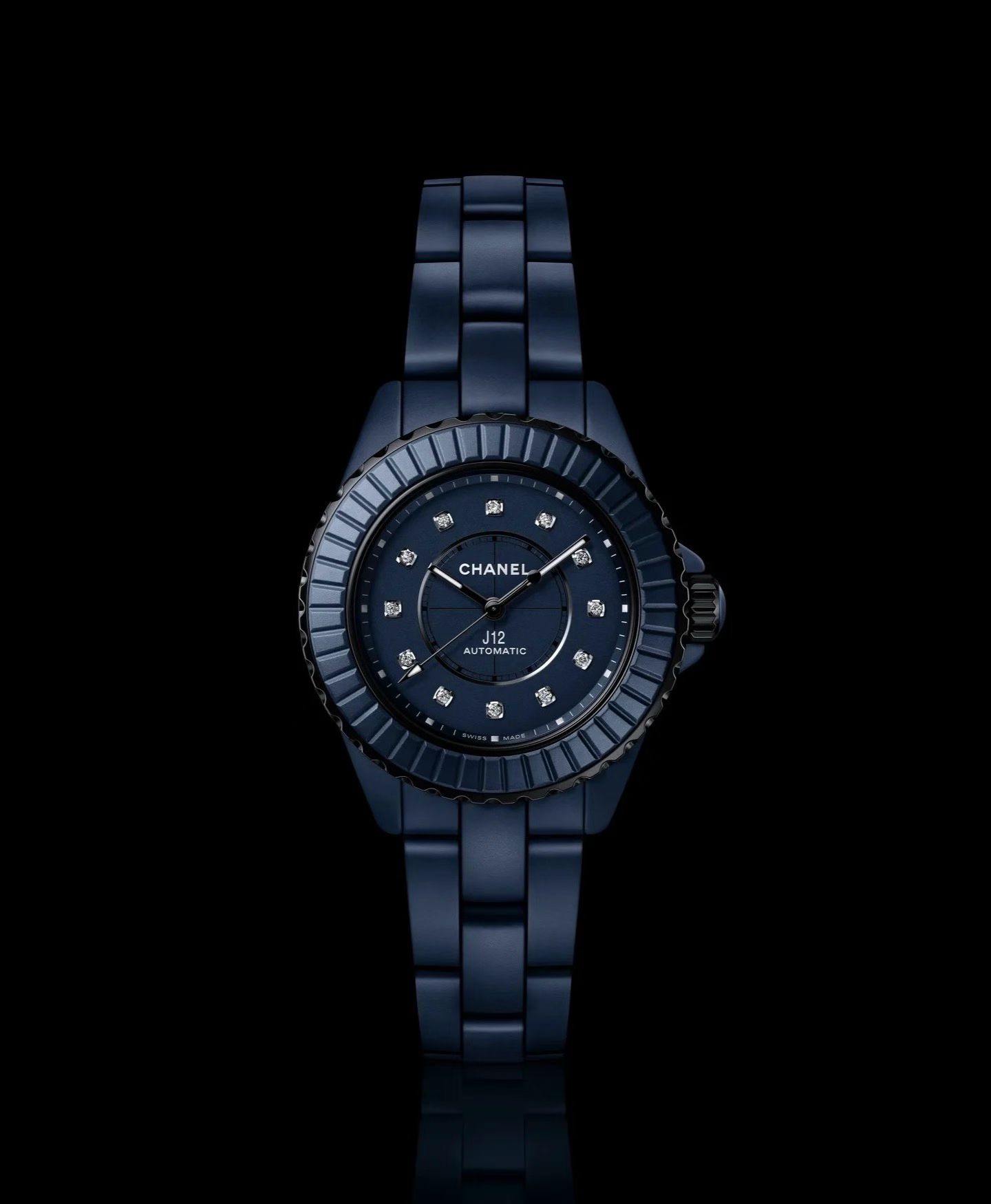 NO:602211,Produced by TW TW Factory CHANEL Chanel J12 Bleu OT3 new watch 'blues aesthetics' mysterious and advanced 'black or white' Chanel J12, 25 years after its birth, finally comes in a new color!   At this year's Watches & Wonders watch show, nine new J12 BLEU series limited editions were launched at once. I was also there to watch it for the first time and was completely fascinated by this deep and mysterious 'Chanel blue'. It took 5 years to develop the new blue matte precision ceramics. From the dark blue jewelry box of the 'Bijoux de Diamants' high-end jewelry series in 1932 to the blue haute couture clothes once designed by Ms. Chanel.  Now, after repeated debugging, we have finally reached the 'blue that is infinitely close to black' blue precision ceramics, which show a rich sense of layering in the changes of light and shadow. It is particularly high-end and also highlights the unique Chanel J12 blue aesthetics. Luxurious and exquisite recommended women's mechanical watches. For the best luxury recommendations as gifts, please look for TW's exclusive quality,,chanel,chanel19860909TW 出品 TW Factory CHANEL 香奈儿 J12 Bleu OT3 新表“蓝调美学”神秘高级 “非黑即白”的香奈儿J12,诞生25年后,终于出新颜色了！  今年的Watches & Wonders表展上,一口气推出9枚J12 BLEU系列限量新作,我也在现场第一时间观赏,被这抹深邃又神秘的“香奈儿蓝”彻底迷住了.  全新的蓝色哑光精密陶瓷,研发就花了5年.从1932年“Bijoux de Diamants”臻品珠宝系列深蓝色的珠宝盒到香奈儿女士曾经设计过的蓝色高级定制服.  再到如今,历经反复调试,终于达到“无限接近黑色的蓝”蓝色精密陶瓷,在光影变幻中展现出丰富的层次感,特别高级,也彰显了独特的香奈儿J12蓝调美学.奢华精致推荐女士机械腕表 送礼最佳奢华推荐请认准TW独家品质,,chanel,chanel,Watch
