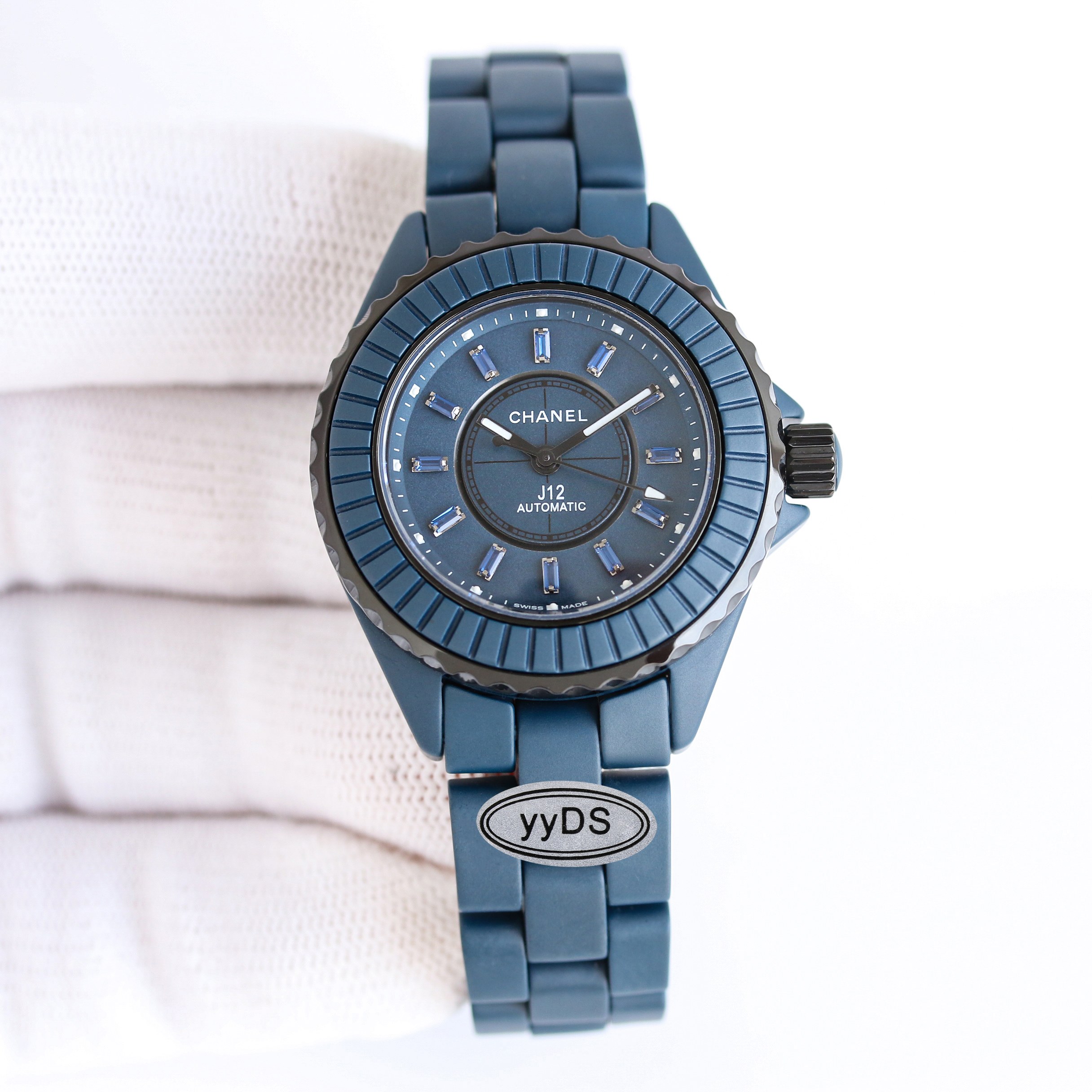NO:602661,The unified YYDS factory has specially launched the latest Chanel J12 Bleu series. The entire watch is made of blue matte precision ceramic material, with extraordinary texture. Size 33mm. Movement: Exclusively developed Caliber12.2 automatic winding movement. The blue matte precision ceramic bezel is independently molded. It is by no means shoddy. It is unique in the market. The J12 Bleu watch is launched. The high-end texture of blue precision ceramic has grabbed a lot of attention this year. This J12 BLEU  The CALIBER 12.2 watch is made of blue matte precision ceramic material and has a matte texture. 12 diamonds are used as hour markers and shine on the deep dial.  And the hands and time scales are covered with luminous coating. If you look closely at the details of the dial, you can also find that the blue matte lacquer dial is decorated with fine grained textures, plus the orbital minute scale ring placed inside the time scale ring, which is more elegant and retro overall. It is equipped with the Caliber12.2 self-winding movement specially developed by Chanel for the 33mm J12 watch, with accurate travel time. Chanel has once again defined elegance and fashion, adding a new favorite to the majority of fashionable beauties!  ,,chanel19860909统一 YYDS工厂特别推出最新款香奈儿J12 Bleu系列 整表通体使用蓝色哑光精密陶瓷材质,质感超凡 尺寸33mm 机芯:独家研发Caliber12.2自动上链机芯 圈口蓝色哑光精密陶瓷独立开模,绝非粗制滥造,全市场独无仅有 J12 Bleu腕表面世,那一抹蓝色精密陶瓷的高级质感在今年抢夺了大量眼球.这款 J12 BLEU CALIBER 12.2腕表,通体使用蓝色哑光精密陶瓷材质,且呈现一种哑光质感.12颗钻石作为时标,在深邃盘面上极尽闪耀 且指针与时标均覆涂夜光涂层.仔细看盘面细节还能发现蓝色哑光漆面表盘上有细小颗粒状的纹路装饰,再加上放置于时标圈内部的轨道式分钟刻度圈,整体上更加优雅复古.内部搭载的是香奈儿专为33毫米J12腕表研发的Caliber12.2自动上链机芯,走时精准, 香奈儿再次定义了优雅,时尚,为广大时尚美女又增添了一枚新宠！,,chanel,Watch