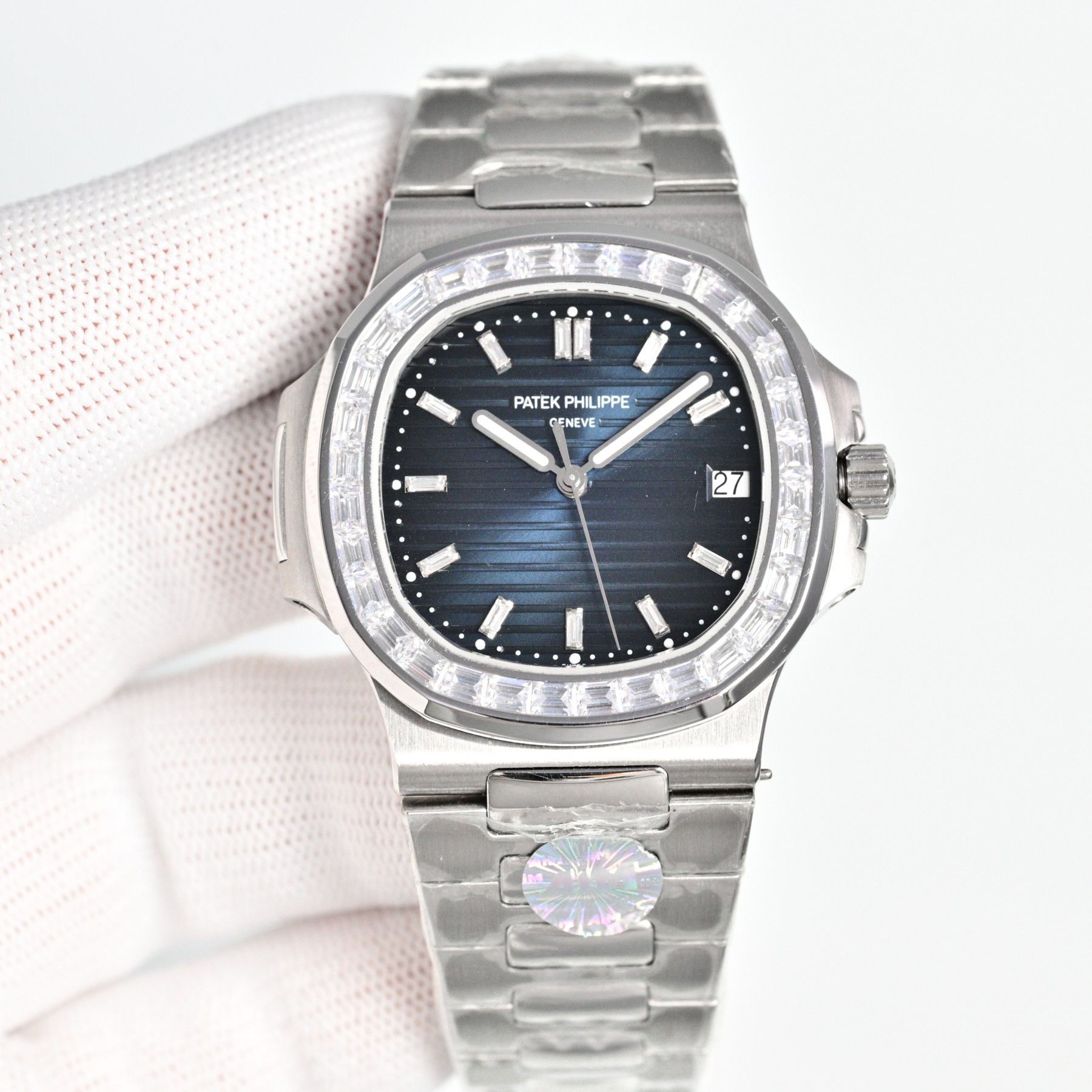 NO:726539,Bejeweled and supreme - the Patek Philippe Nautilus 5711 diamond-set limited edition candy diamond series is produced by AIM factory, giving you the most luxurious experience. The perfect combination of stainless steel and diamonds combines gorgeousness and sportiness very cleverly. Exquisite diamonds are inlaid on the case, reflecting each other's beautiful light. The blessing of rubies and emeralds makes the Nautilus more elegant.  The mirror surface is made of scratch-resistant and bump-resistant sapphire crystal glass. There is an original consistent calendar window at 3 o'clock, with a classic three-hand design, which does not appear complicated and redundant. The gem-cut scales echo the ring mouth, and together form a beautiful visual feast. Equipped with a restored genuine Cal.324 movement, the time adjustment and non-stop seconds function are meticulous in both appearance and performance, and the thickness of the watch is perfectly controlled. AIMfactory creates a better Nautilus, patek  philippe19860909珠光宝气,至尊至贵——百达翡丽鹦鹉螺5711镶钻限量版糖果钻系列 AIM factory出品,给您最奢华的体验 精钢材质和钻石的完美搭配,把华丽感与运动感结合在一起十分巧妙.一颗颗精美的钻石被镶嵌在表壳上,交相辉映出一种美丽的光芒. 红宝石与祖母绿的加持让鹦鹉螺更显优雅气质 镜面采用抗刮花,耐磕碰的蓝宝石水晶玻璃.3点位设有原版一致日历窗口,搭配经典的大三针设计,不会显得复杂多余,宝石切割而成的刻度与圈口相呼应,共同组成靓丽的视觉盛宴. 搭载还原正品Cal.324机芯,调时不停秒功能 无论外观或是性能都是一丝不苟,完美的控制了表头的厚度. AIMfactory打造更优秀的鹦鹉螺,,patek philippe,Watch