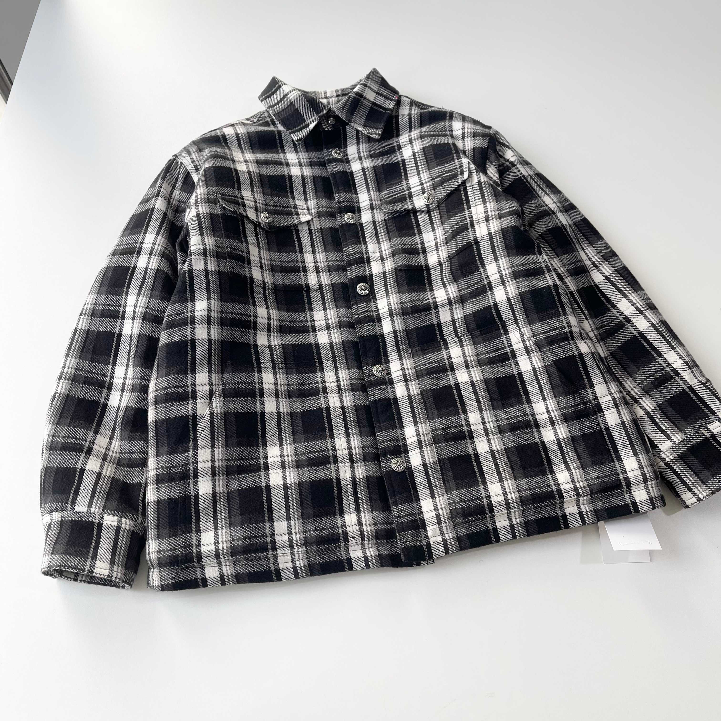 NO:661996,Newly launched Chrome Hearts black and white plaid cotton coat, custom imported flannel fabric, pure cotton jacquard sword lining, silver-plated cross flowers/scrolls/horseshoes/four-button buckles, full of sincerity. The whole dress is cut horizontally and vertically, and the four pockets are hand-cut and aligned. Same style for men and women. SMLXL four sizes. Ready stock, Chrome Hearts-clothing, chrome hearts, chrome hearts, jackets & coats,  19860909新款上新Chrome Hearts黑白格子棉衣外套 定制进口法兰绒面料 纯棉提花宝剑内里 镀银十字花/卷轴/马蹄/四合扣 诚意拉满 整件衣服横竖对位对格裁剪 四个口袋位更是手剪对格 男女同款 SMLXL四个码 现货,克罗心-服装,chrome hearts,chrome hearts,jackets & coats, ,Women's clothing