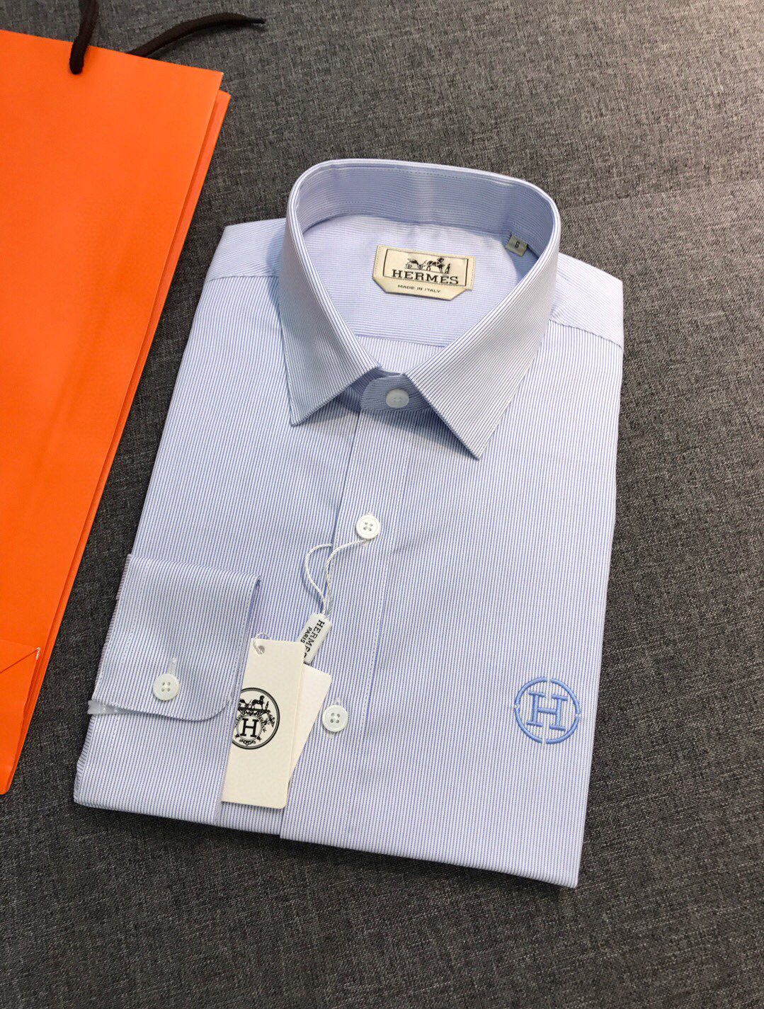 NO:607087,[New Product] - H/Majia men's high-end business casual striped long-sleeved shirt, top-quality product through trading company channels, Shanghai Henglong order, high-end luxury top-notch product, new product in early spring of 25 years, official promotion and sales, TOP single product of the year!  As a recognized fashion item, the striped shirt is undoubtedly one of the most vital elements in the fashion circle. It has a high appearance rate, is simple and has a distinctive personality. It is a good medicine for improving vision. In terms of dressing, it is refreshing and age-reducing and has a sense of fashion. It is intellectually elegant and shows taste. It has various tags and symbols!  Born out of classics, it is a must-have signature item every season. The new season still continues the design tone of the H family, bringing the French urban noble minimalist style to the extreme. The overall design does not have any fancy craftsmanship, and is clean, straightforward and pure. Only the iconic brand logo on the chest is retained, which is presented in exquisite embroidery. It is quite exquisite and flattering, flaunting the brand identity!  Customers choose fabrics from the Swiss ALUMO company. The fabrics are made of combed ultra-fine grade Egyptian cotton and high-count double-strand worsted spinning. They are processed with a no-iron process. The texture is invincible, has excellent skin-friendly properties, and has good breathability. The texture and texture reveal a sense of high-end and luxury, and the gloss is excellent!  The details are exquisite and well-fitted. The buttons are natural deep-sea shell buttons, each one has a unique pattern, the tailoring is first-class, the upper body effect is unparalleled, and the color matching is versatile, whether for business commuting or casual mixing, it can interpret a super stylish urban elite feeling, and it is a fashionable item with high control!  Size S-XXL S, shoulder width 45, bust 102, sleeve length 62, clothing length 73, shirts, alexander wang19860909【新品】-H/马家男士高端商务休闲条纹长袖衬衫,贸易公司渠道臻品,上海恒隆订单,高奢顶尖品鉴货,25年早春新品,官方主推售卖,年度TOP单品！ 条纹衬衫作为公认的时尚单品,无疑是时尚圈生命力最强的元素之一,出镜率极高,简单而个性鲜明,是改良视觉的良药,在穿搭方面即清爽减龄又自带时髦感,即知性儒雅又彰显品位气质,有着各种标签符号！ 因经典而生,每季必出的招牌单品,新一季仍然延续了H家的设计基调,将法式的都市高贵极简风发挥到极致,整体的设计无任何花哨工艺做噱头,干净直白的非常纯粹,唯独保留了胸前标志性品牌标识,以精美刺绣体呈现,颇为精致且讨巧,标榜了品牌身份！ 客供甄选瑞士ALUMO阿鲁姆公司面料,面料采用精梳超细的等级埃及棉,高支双股精纺打造而成,免烫工艺处理,质感无敌,亲肤性绝佳,透气性亦好,肌理纹路透着高级和华丽感,光泽度极好！ 细节处处精致考究,严丝合缝,纽扣为天然深海贝壳扣,每粒都有着独一无二的纹路,剪裁一流,上身效果无敌,配色万能百搭,即商务通勤亦休闲混搭,可以诠释出超具型格的都市精英感,属于驾驭度极高的时髦单品！尺码S-XXL S码 肩宽45 胸围102 袖长62 衣长73,,shirts,alexander wang,Men's clothing