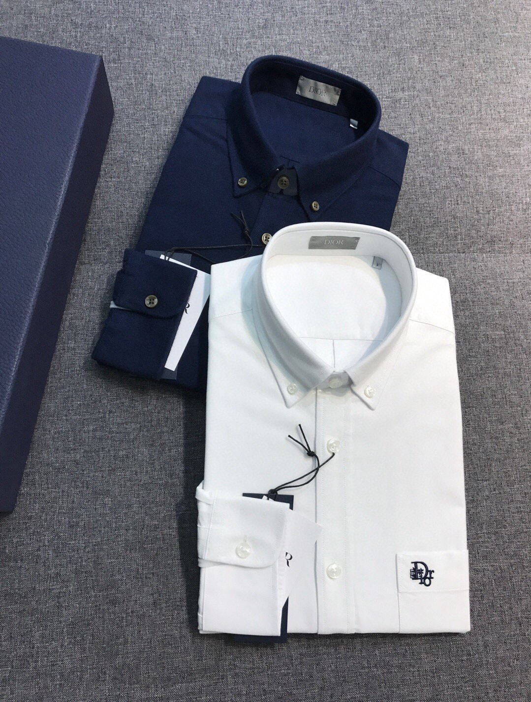 NO:607131,[New Product] - CD.HOMME family men's fashion casual long-sleeved shirt, imported from a trading company, new product in early spring of 2025, star-level single product with good looks, high-frequency matching style for advertising albums and fashion magazine shootings!  Born out of classics, the signature items that must be released every season are reincarnated in each season. What is constantly changing is the subtle elements and details. In the new season, the latest elements are implanted on the chest, presented in the form of gorgeous and exquisite embroidery, such as signature artistic accents, and the visual effect is invincible, stunning and fashionable. This detailed decoration gives a super high artistic level!  The overall design style of this item continues the consistent tone of the CD family, retaining the purest and natural minimalist line, clean and advanced tailoring, and taking the minimalist aesthetics to the extreme!  The Egyptian pure cotton fabrics imported from customers are made of high-quality cotton raw materials with excellent light. They are custom-woven and dyed in a century-old Italian workshop. After heavy-duty enzyme washing and sanding processes, the texture becomes softer, full of affinity, both comfort and breathability, extremely delicate to the touch, and excellent skin-friendly!  The details are exquisite and the appearance is first-class. The buttons made from selected deep-sea butterfly oysters have excellent texture and gloss, and the threads are perfectly matched!  This shirt is highly mixable and can be used for both commuting and leisure, sophistication and harmony. It has no age limit and can be used to interpret various styling styles. It is a fashionable item with a high degree of control. It can support the entire appearance in the matching season, and the upper body is full of temperament!  It looks great whether worn underneath or on its own!  Size S-XXL S size, shoulder width 45, bust 102, sleeve length 62, clothing length 73,, dior, shirts, alexander wang19860909【新品】-CD.HOMME家族男士时装款休闲长袖衬衫,贸易公司洋行货,25年早春新品,高颜值明星级单品,广告画册及时装杂志拍摄高频率搭配款！ 因经典而生,每季必出的招牌单品,在每一季轮回,不断变化的在于细微元素及细节,新一季将最新元素植入到胸前,以华丽精致的刺绣体形态呈现,如签名式艺术腔调,视觉效果无敌的惊艳时髦,这一细节装饰赋予了超高的艺术水准！ 该款单品整体的设计风格延续了CD家族一贯的基调,保留最纯粹且自然的极简路线,干净且高级剪裁,将极简主义美学发挥到极致！ 客供进口的埃及纯棉面料,选用光照极好的上等棉花原料,经过意大利百年工坊定织定染而成,继重磅酵素洗工艺后,以及磨毛工艺处理后,肌理变的更为柔软,亲和力十足,舒适性与透气性兼备,触感极为细腻,亲肤性绝佳！ 细节精致考究,品相一流,甄选的深海蝶贝打磨制成的纽扣,纹理感及光泽感极好,走线严丝合缝！ 混搭性极高的一款衬衫,通勤亦休闲,亦庄亦谐,无年龄层次限定,可以诠释各种造型风格,属于驾驭度极高的时髦单品,在搭配季可以撑起整个颜值担当,上身满满的气质感！无论内搭还是单穿都非常出彩！尺码S-XXL S码 肩宽45 胸围102 袖长62 衣长73,,dior,shirts,alexander wang,Men's clothing