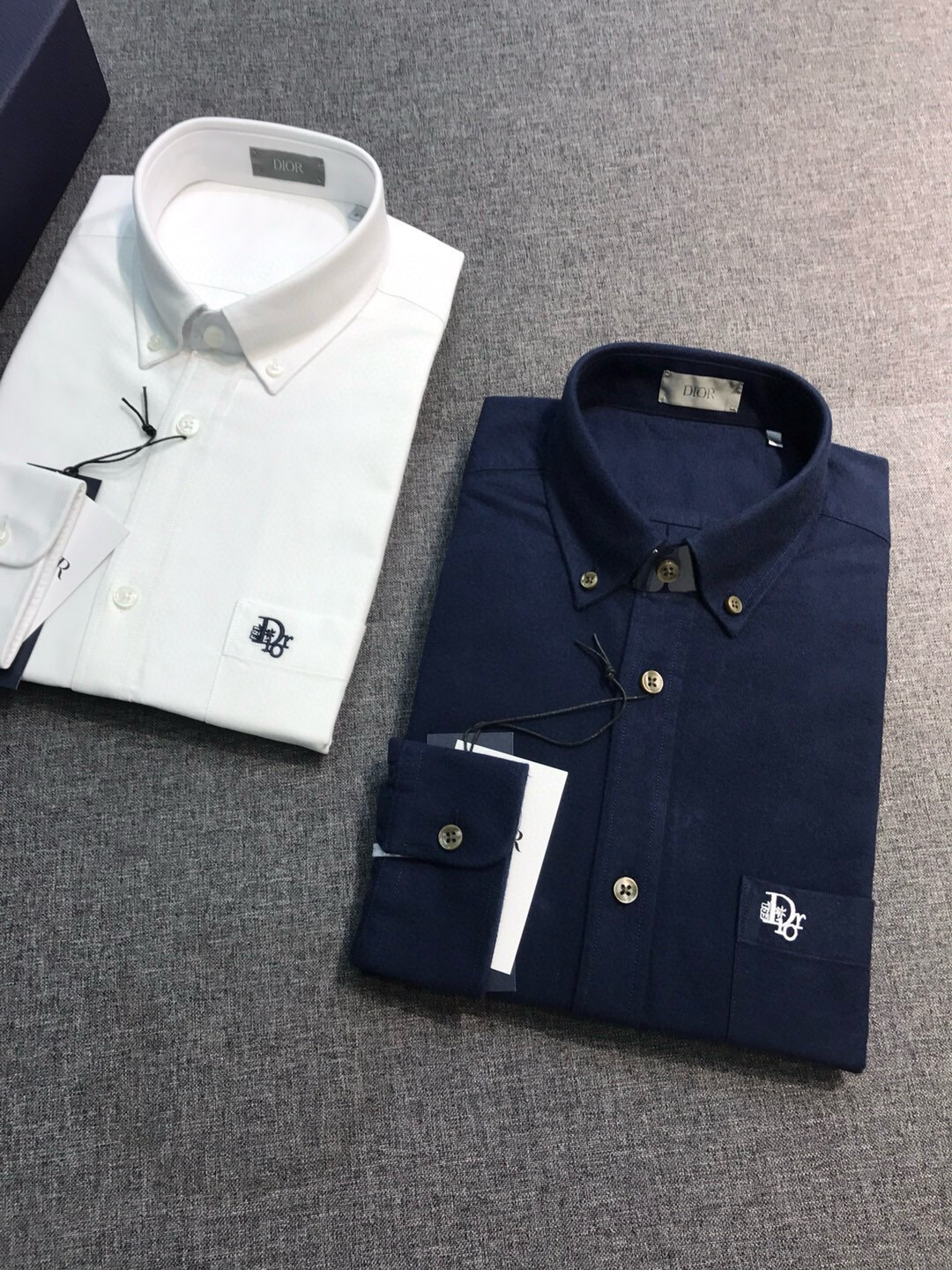 NO:607125,[New product - CD.HOMME family men's fashionable casual long-sleeved shirt, imported from a trading company, new product in early spring of 2025, star-level single product with good looks, high-frequency matching style for advertising albums and fashion magazine shoots!  Born out of classics, the signature items that must be released every season are reincarnated in each season. What is constantly changing is the subtle elements and details. In the new season, the latest elements are implanted on the chest, presented in the form of gorgeous and exquisite embroidery, such as signature artistic accents, and the visual effect is invincible, stunning and fashionable. This detailed decoration gives a super high artistic level!  The overall design style of this item continues the consistent tone of the CD family, retaining the purest and natural minimalist line, clean and advanced tailoring, and taking the minimalist aesthetics to the extreme!  The Egyptian pure cotton fabrics imported from customers are made of high-quality cotton raw materials with excellent light. They are custom-woven and dyed in a century-old Italian workshop. After heavy-duty enzyme washing and sanding processes, the texture becomes softer, full of affinity, both comfort and breathability, extremely delicate to the touch, and excellent skin-friendly!  The details are exquisite and the appearance is first-class. The buttons made from selected deep-sea butterfly oysters have excellent texture and gloss, and the threads are perfectly matched!  This shirt is highly mixable and can be used for both commuting and leisure, sophistication and harmony. It has no age limit and can be used to interpret various styling styles. It is a fashionable item with a high degree of control. It can support the entire appearance in the matching season, and the upper body is full of temperament!  It looks great whether worn underneath or on its own!  Size S-XXL S size, shoulder width 45, bust 102, sleeve length 62, clothing length 73,, dior, shirts, alexander wang19860909【新品-CD.HOMME家族男士时装款休闲长袖衬衫,贸易公司洋行货,25年早春新品,高颜值明星级单品,广告画册及时装杂志拍摄高频率搭配款！ 因经典而生,每季必出的招牌单品,在每一季轮回,不断变化的在于细微元素及细节,新一季将最新元素植入到胸前,以华丽精致的刺绣体形态呈现,如签名式艺术腔调,视觉效果无敌的惊艳时髦,这一细节装饰赋予了超高的艺术水准！ 该款单品整体的设计风格延续了CD家族一贯的基调,保留最纯粹且自然的极简路线,干净且高级剪裁,将极简主义美学发挥到极致！ 客供进口的埃及纯棉面料,选用光照极好的上等棉花原料,经过意大利百年工坊定织定染而成,继重磅酵素洗工艺后,以及磨毛工艺处理后,肌理变的更为柔软,亲和力十足,舒适性与透气性兼备,触感极为细腻,亲肤性绝佳！ 细节精致考究,品相一流,甄选的深海蝶贝打磨制成的纽扣,纹理感及光泽感极好,走线严丝合缝！ 混搭性极高的一款衬衫,通勤亦休闲,亦庄亦谐,无年龄层次限定,可以诠释各种造型风格,属于驾驭度极高的时髦单品,在搭配季可以撑起整个颜值担当,上身满满的气质感！无论内搭还是单穿都非常出彩！尺码S-XXL S码 肩宽45 胸围102 袖长62 衣长73,,dior,shirts,alexander wang,Men's clothing