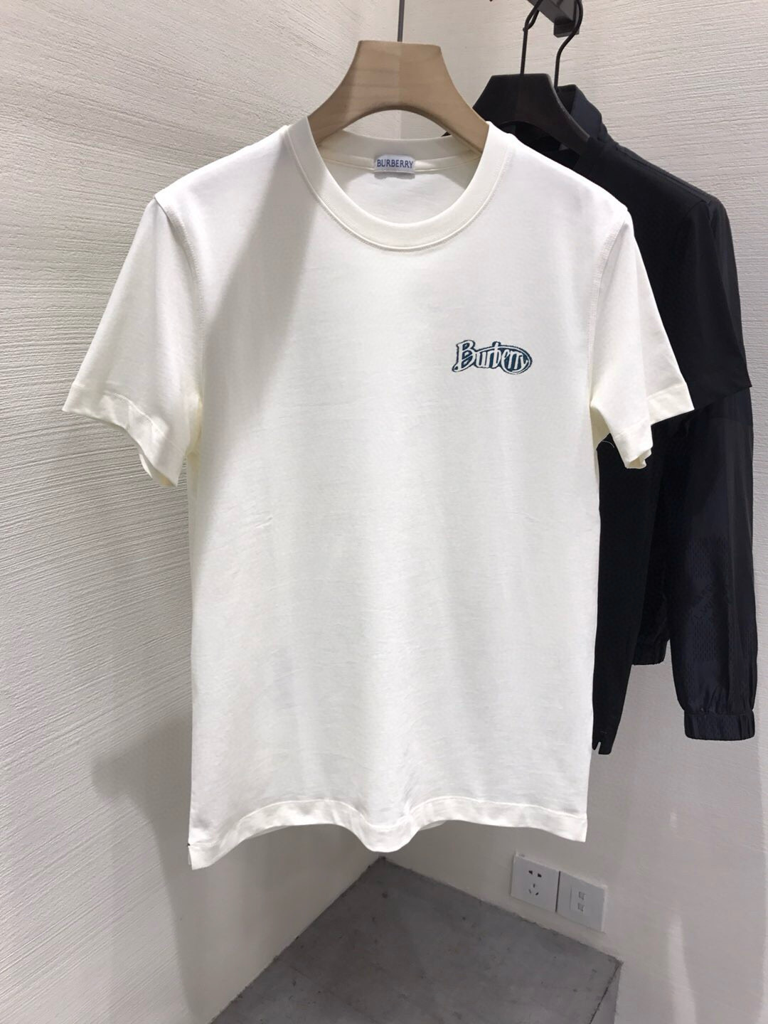 NO:428547,.Burberry plaid family men's fashion versatile round neck short-sleeved T-shirt, Hong Kong foreign company channel goods, high-end Portuguese OEM, new products for spring and summer in 25 years, classic ace main products!  A basic item that is very consistent with the aesthetic tone of the plaid home. The styling design perfectly follows the essence of its home. The whole body still uses the seasonal brand elements. The chest is decorated with classic brand letter logos and is made of exquisite three-dimensional embroidery. It is very high-end and fashionable, and the painting style has a strong British style!  Customers supply high-end Egypt imported top-grade fabrics, selected high-quality cotton raw materials in the Nile area, and were made by a century-old workshop in England. It has a full sense of cotton, perfect comfort and breathability, extremely delicate touch, and excellent skin-friendly!  The two sides of the garment are spliced ​​with knitting technology, which is loose and moderate, which enhances the excellent experience. The upper body has first-class effect, fashionable and elegant, and has a strong sense of elegance. It is quite outstanding whether it is worn inside or alone!  It is easy to match colors, and you can use any occasion for business and leisure. The wardrobe has excellent business and leisure, and everyone has one!  Size 48-56 Size 48 Shoulder width 44 Bust 104 Clothes length 68, Burberry, Burberry, T-shirt,tees, t-shirt,alexander wang19860909.Burberry巴宝莉 格纹世家男士时装款百搭圆领短袖T恤,香港洋行渠道货,高端葡萄牙代工出品,25年春夏新品,经典王牌主打单品！ 极符合格纹家美学基调的一款基础单品,造型设计完美沿袭了它家的精髓,通身依然运用了当季品牌元素,胸前饰有经典品牌字母标识,采用精美立体刺绣工艺打造而成,非常高级时髦,画风有着浓郁的英伦风！ 客供高级埃及进口顶级面料,甄选尼罗河区域光照极好的上等棉花原料,经过英格兰百年工坊定织定染而成,棉感十足,舒适性与透气性完美兼备,触感极为细腻,亲肤性绝佳！ 衣身双侧采用针织工艺拼接,松弛有度,提升了绝佳的体验,上身效果一流,时髦且优雅,儒雅气质感极强,无论内搭还是单穿都颇为出彩！轻熟百搭配色,驾驭任何场合,商务休闲皆可,衣橱商务休闲绝佳的高出勤率,人手一件！尺码48-56 48码 肩宽44 胸围104 衣长68,,burberry,burberry,T-shirt,tees，t-shirt,alexander wang,Men's clothing