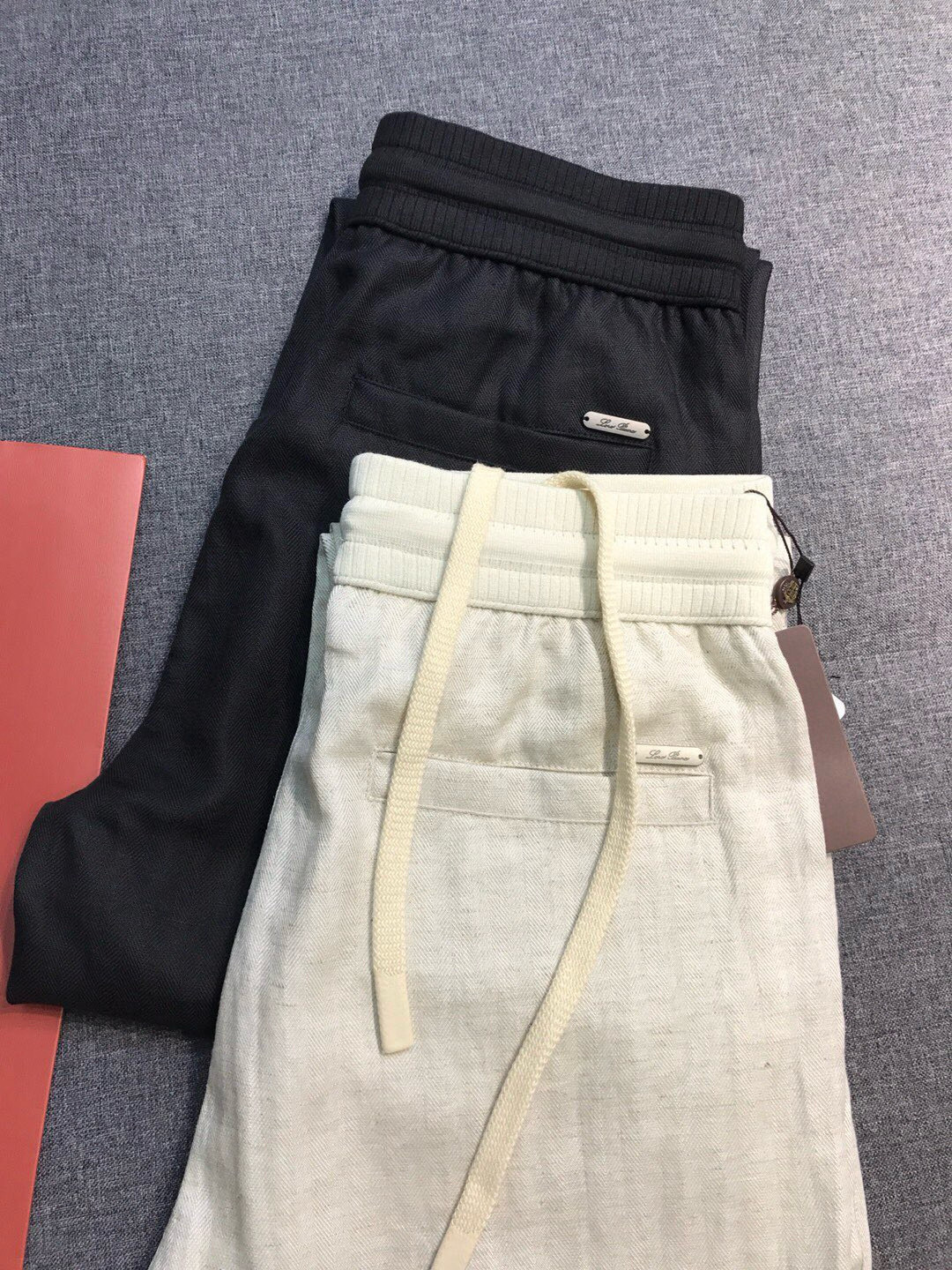 NO:151693,[New Product] LP family men's high-end business casual drawstrings, linen pants/casual pants, trading company channel products, famous, pure blood quality, original OEM, new products for spring and summer in 25 years!  The TOP ace item of the year!  !  Fashion with typical Italian style is quite exquisite in fabric selection and craftsmanship. The overall shape has the strong aesthetic genes of the LP family, which are low-key and luxurious, elegant and noble. Every detail proves the brand's own sense of luxury. The iconic brand badge embroidery logo on the trouser body is equipped with a metal nameplate on the back waist. It is a soul-style injection, very exquisite and fashionable, and strongly boasts about its identity!  Predictable hot-selling items, with their own hot-selling physique, each season's signature items and linen items are constantly reincarnated in the fashion field, with super high matching and affinity, and are deeply favored by modern urbanites!  Customer-supplied and imported selected Egyptian original environmentally friendly linen fabric, with a tiny material that combines golden ratio. The combination of the two greatly enhances the comfort and texture beauty. It is excellent in terms of skin-friendliness, smooth skin feeling, excellent breathability, and good heat dissipation effect. The texture structure restores the natural pure and simple color of linen. It is quite pleasing to the eye and has a lot of artistic conception!  The tailoring is well-designed, and the whole body follows the minimalist tone. There is no more craftsmanship embellishment, it is clean, refreshing and neat, providing a larger space for outfit compatibility. The waist is made of drawstring and elastic design, which is both solemn and harmonious, simple and atmospheric without losing the sense of fashion!  The details are exquisite and exquisite, and the auxiliary materials are all supplied by customers. They demonstrate craftsmanship everywhere. They are hard to come by. The upper body effect and temperament are both elegant and aura. They are perfectly controlled by business commuting and leisure on the street!  Don’t miss anyone with linen feelings and fabric control. Linen items are essential items in the closet, and you can easily interpret your own linen life philosophy!  Size 48-56 Size 48 Waist 76-78 Thigh circumference 29 Trouser legs 18.5 Trouser length 102, Loro piana, gold, alexander wang19860909【新品】LP家族男士高端商务休闲抽绳天丝亚麻裤/休闲裤,贸易公司渠道臻品,系出名门,纯正血统品质,原厂代工出品,25年春夏新品！年度TOP王牌单品！！ 颇具意大利典型风格的时装,在面料选取和工艺方面都相当考究,通体的造型有着 LP 家族强烈的美学基因,低调且奢华,优雅且高贵,每一个细节都在力证品牌自身的高级感,裤身标志性品牌徽章刺绣标识,搭载后腰金属铭牌,属于灵魂式的注入,非常精致时髦,且有力标榜了身份！ 可预测性的爆卖单品,自带热售体质,每一季的招牌单品,亚麻单品在时装领域不断轮回演绎,有着超高的搭配缘和亲和力,深受现代都市人士青睐！ 客供进口臻选埃及原生态环保亚麻面料,融合黄金比例的天丝材质,两者的结合将舒适性极大的提升了舒适感与肌理美感,亲肤性方面绝佳,肤感柔滑,透气性亦优越,散热效果佳,纹理构造还原了亚麻自然纯粹与质朴的本色,视觉方面相当耐看,意境十足！ 剪裁精良,通体遵循极简主义基调设计,无更多工艺点缀附加,干净清爽且利落,提供了更大的穿搭兼容空间,腰部采用抽绳系带松紧设计,亦庄亦谐,简约大气而不失时髦感！ 细节精湛考究,辅料全系客供,处处彰显了匠心工艺,可遇而不可求,上身效果气质与气场兼收,商务通勤与出街休闲完美驾驭！ 对于有亚麻情怀和面料控的人绝对别错过,亚麻单品属于衣橱必备的单品,可以轻松演绎自己的亚麻生活哲学！尺码48-56 48码 腰围76-78 大腿围29 裤脚18.5 裤长102,,loro piana,gold,alexander wang,Men's clothing