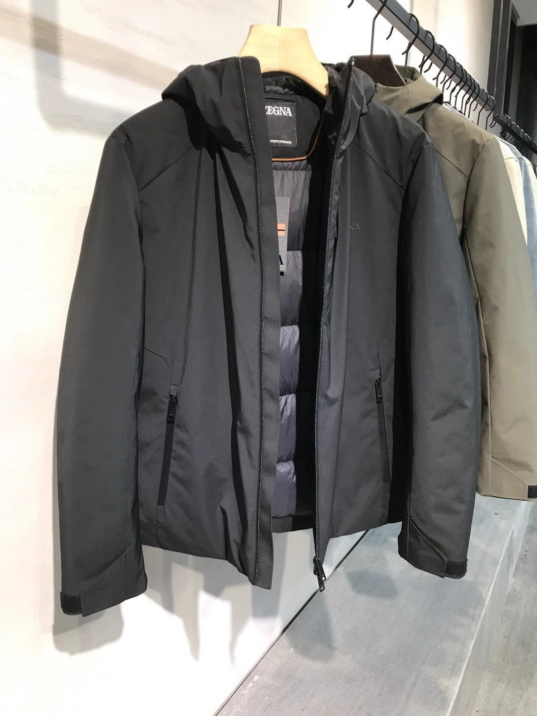 【新品】-EZ家族男士商务休闲户外功能性白鸭绒帽羽绒服外套，香港洋行渠道货，纯正血统品质，高端意大利原厂