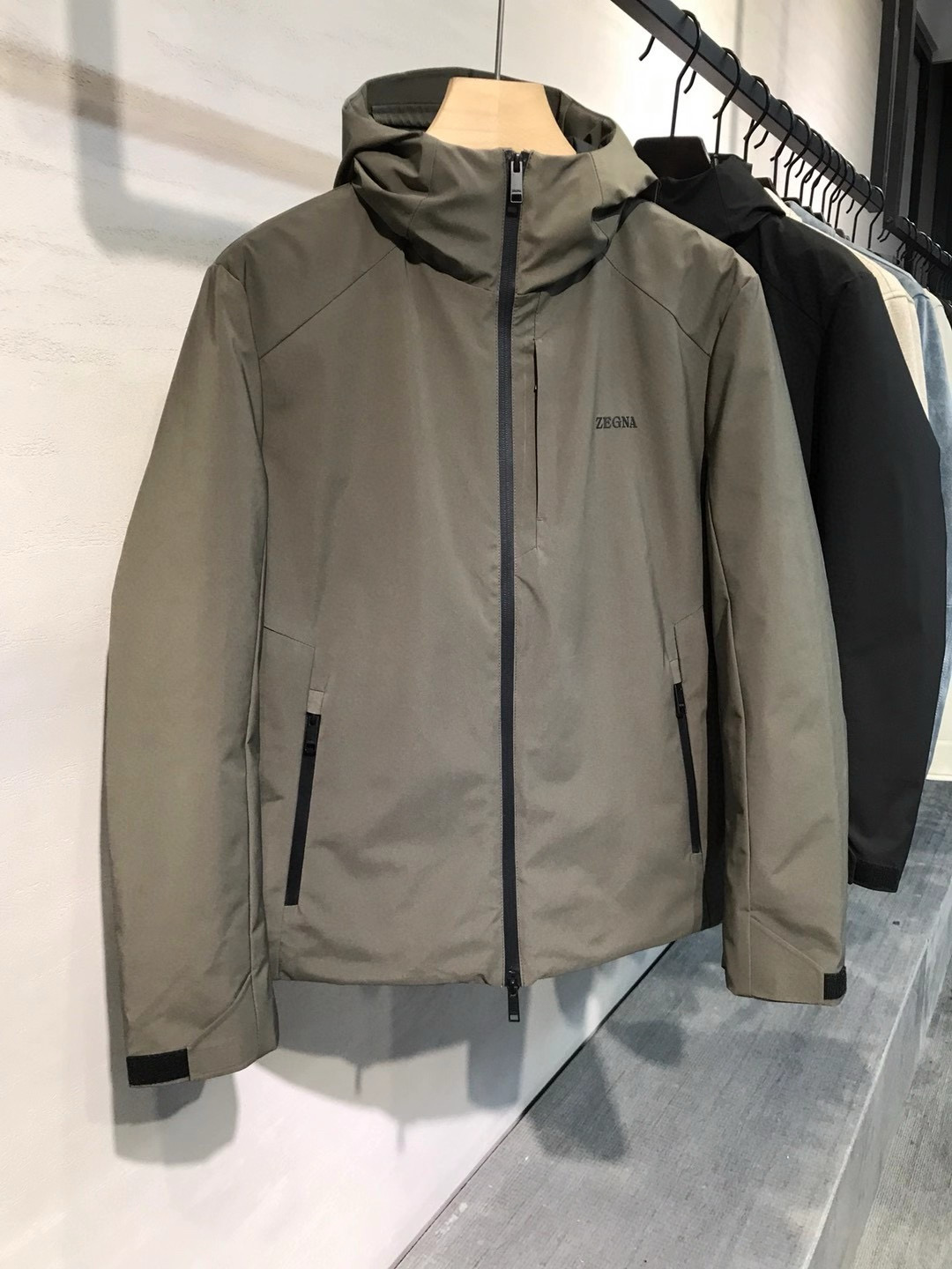 【新品】-EZ家族男士商务休闲户外功能性白鸭绒帽羽绒服外套，香港洋行渠道货，纯正血统品质，高端意大利原厂