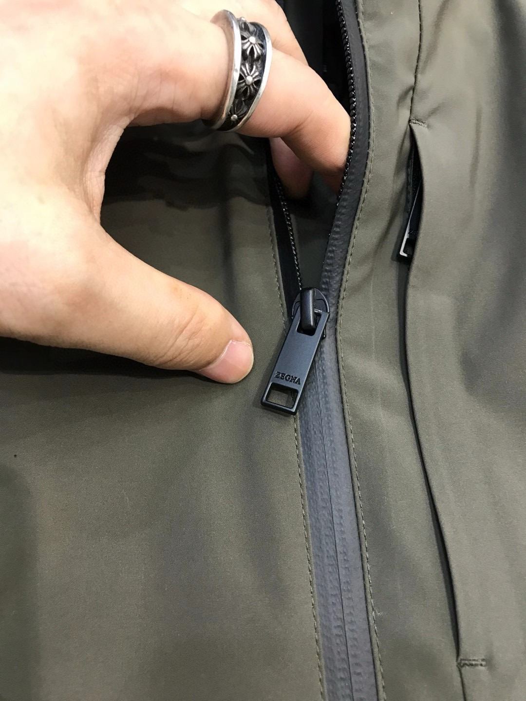 【新品-EZ家族男士商务休闲户外功能性白鹅绒连帽羽绒服外套，香港洋行渠道货，纯正血统品质，高端意大利原厂