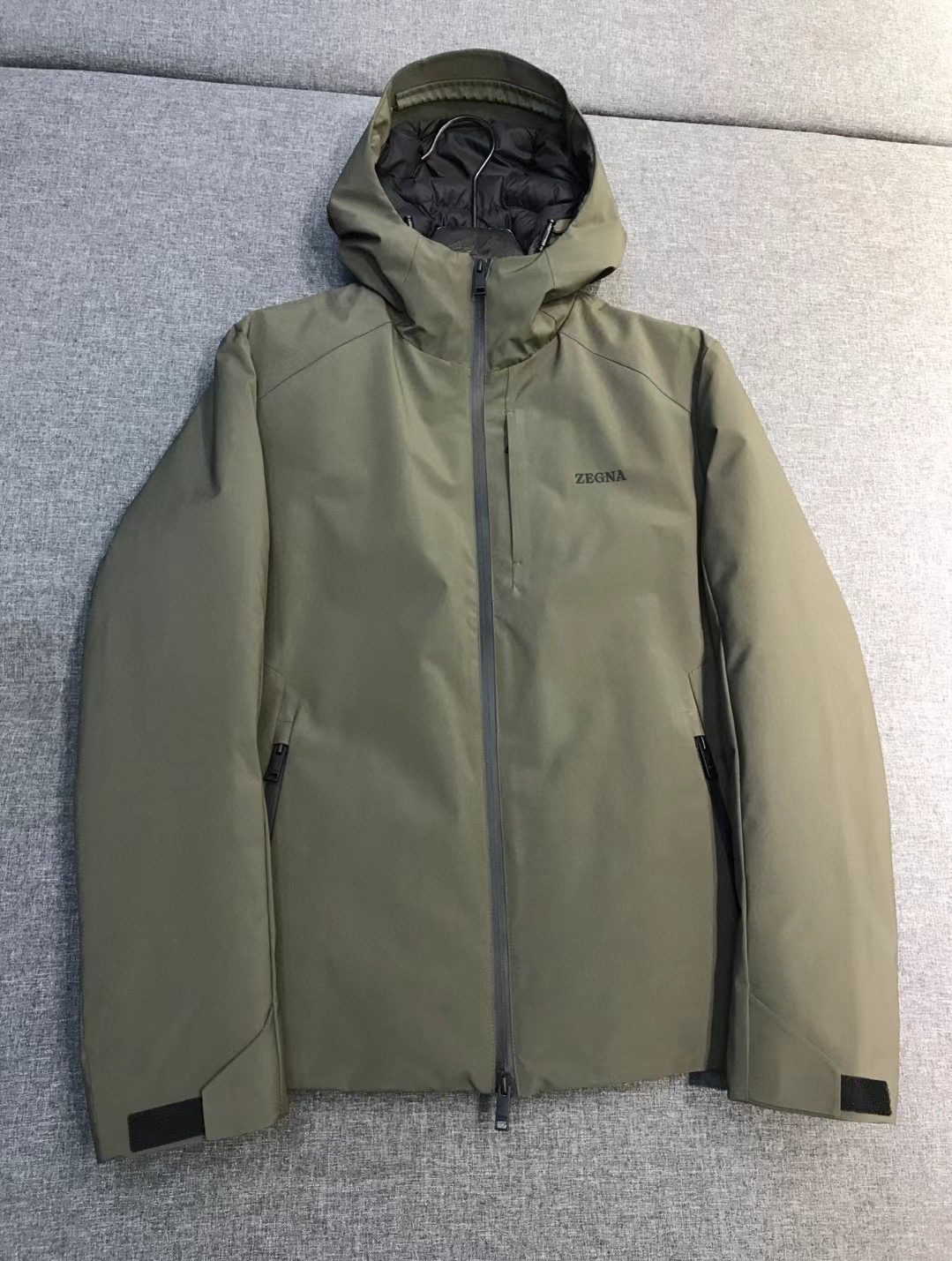 【新品-EZ家族男士商务休闲户外功能性白鹅绒连帽羽绒服外套，香港洋行渠道货，纯正血统品质，高端意大利原厂