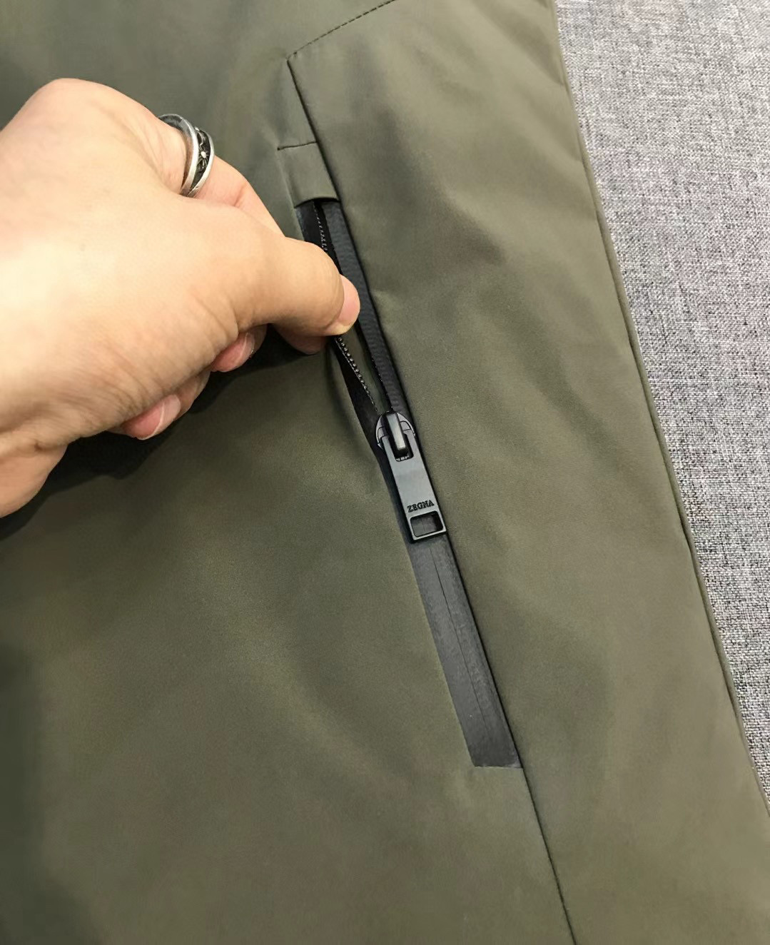 【新品-EZ家族男士商务休闲户外功能性白鹅绒连帽羽绒服外套，香港洋行渠道货，纯正血统品质，高端意大利原厂