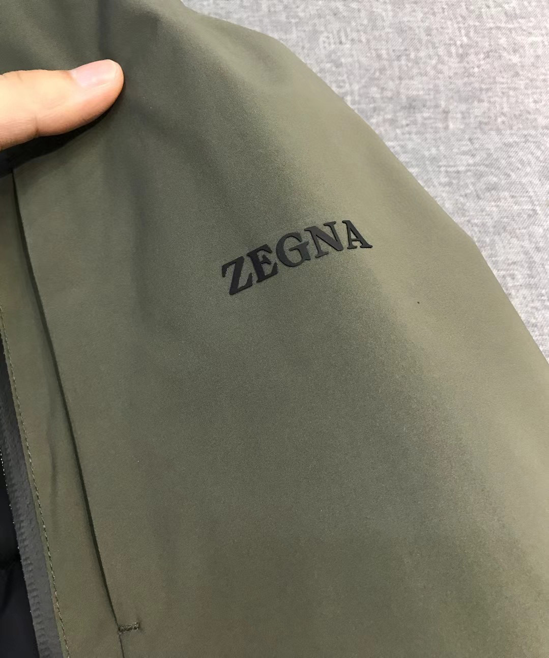 【新品-EZ家族男士商务休闲户外功能性白鹅绒连帽羽绒服外套，香港洋行渠道货，纯正血统品质，高端意大利原厂