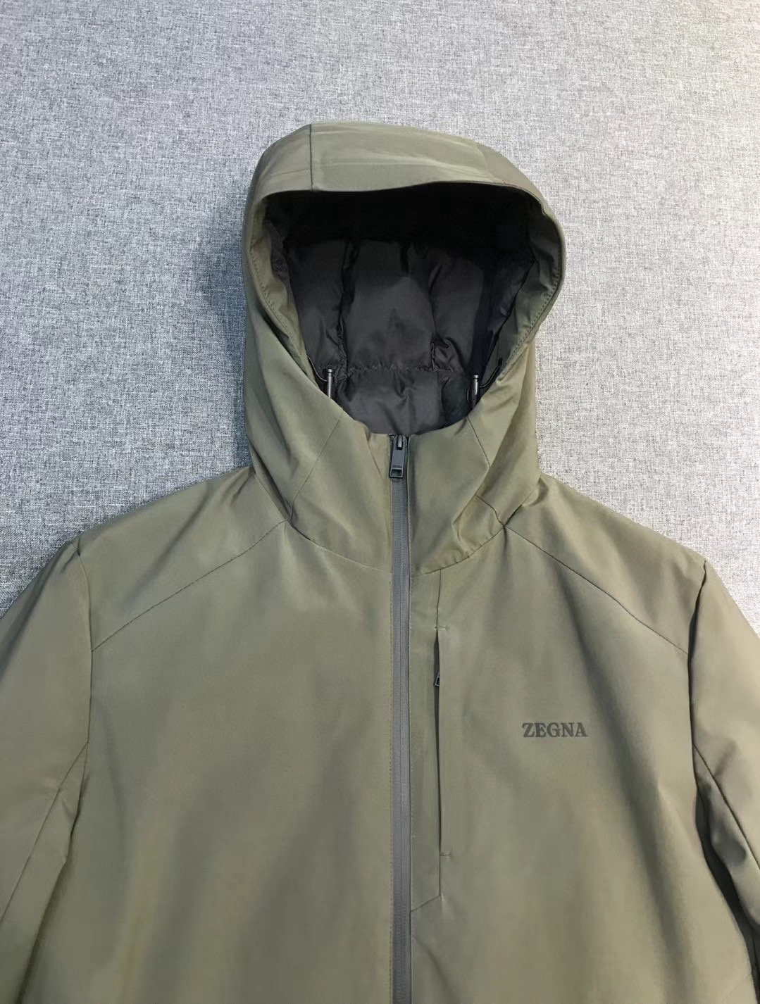 【新品-EZ家族男士商务休闲户外功能性白鹅绒连帽羽绒服外套，香港洋行渠道货，纯正血统品质，高端意大利原厂