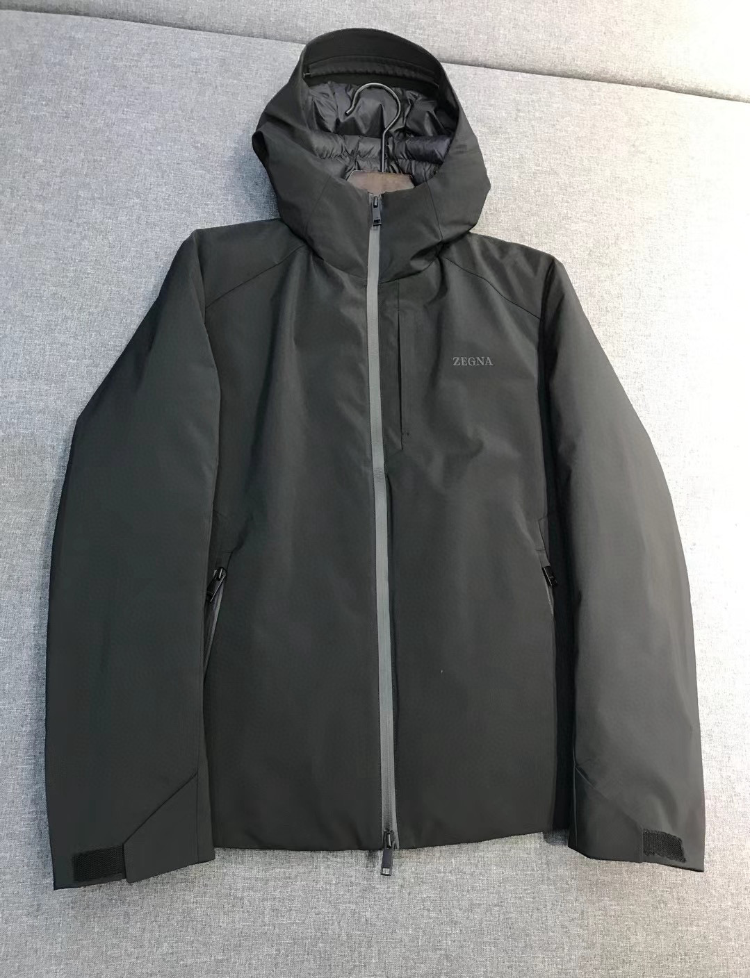 【新品EZ家族男士商务休闲户外功能性白鹅绒连帽羽绒服外套，香港洋行渠道货，纯正血统品质，高端意大利原厂出