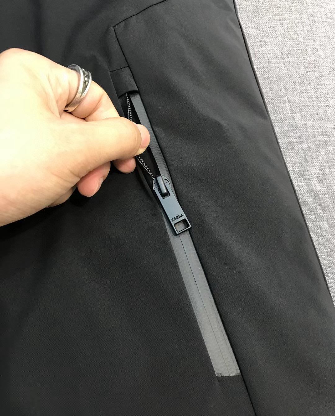 【新品EZ家族男士商务休闲户外功能性白鹅绒连帽羽绒服外套，香港洋行渠道货，纯正血统品质，高端意大利原厂出