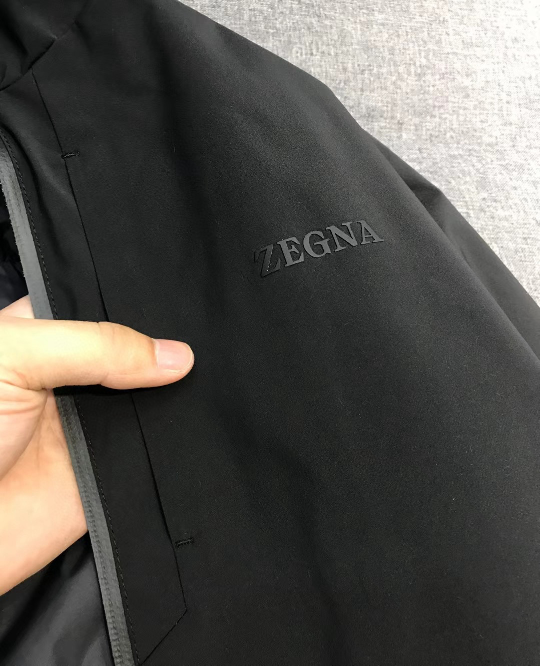 【新品EZ家族男士商务休闲户外功能性白鹅绒连帽羽绒服外套，香港洋行渠道货，纯正血统品质，高端意大利原厂出