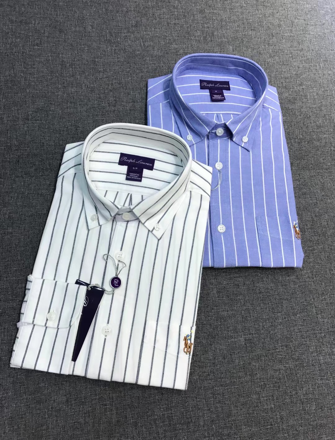 NO:607103,[New product RL/Raff family original men's Oxford striped long-sleeved shirt, premium product from trading company channels, pure blood quality, high-end purple label series!  Produced by Italian OEM, 2025 F/W new autumn and winter products, aristocratic and old-money classic ace items!  RL has a strong American retro trend, inspired by the British gentleman style and the aesthetics of the American upper class. The design style is highly stylized and is deeply loved by middle-income or above-income consumers and celebrities. RL fashion design combines fantasy, romance, innovation and classical inspiration. All details are structured on a value that will not be eliminated by time!  Rurple Label is a high-end luxury ready-to-wear line that is very particular about design and quality. It is a basic item that is very in line with the aesthetic tone of the RL family. The hem is decorated with the classic brand letter logo, which is made with exquisite three-dimensional embroidery technology. It also carries the classic three-dimensional colorful ponyboy embroidered body badge on the chest. It is very high-end and fashionable, and flaunts the brand identity!  As a recognized fashion item, the striped shirt is undoubtedly one of the most vital elements in the fashion circle. It has a high appearance rate, is simple and has a distinctive personality. It is a good medicine for improving vision. In terms of dressing, it is refreshing and age-reducing and has a sense of fashion. It is intellectually elegant and shows taste. It has various tags and symbols!  High-grade Egyptian combed long-staple cotton is supplied to customers. Cotton raw materials are selected from producing areas with excellent sunlight. It is made of high-count double-strand worsted spinning. It has a full cotton feel, is very delicate and soft, is extremely skin-friendly and comfortable, and has excellent breathability!  The details are exquisite and elegant, and they are made in strict accordance with Italian craftsmanship standards. The buttons are polished from natural mother-of-pearl, each one has a unique texture and has an excellent luster!  The upper body effect is excellent and can be used in various occasions. There is no age limit. The mixing and matching space is extremely high. It can be used for business commuting and outings for leisure. It can interpret a super stylish urban gentleman. It can be worn alone or as an outer layer. It is a must-have item in your wardrobe!  Size S-XXL S size shoulder width 45 bust 102 sleeve length 62 clothing length 73,,louis vuitton,shirts,alexander wang19860909【新品RL/拉夫家族原单男士牛津纺条纹长袖衬衫,贸易公司渠道臻品,纯正血统品质,高端紫标系列！意大利代工出品,25年F/W秋冬新品,贵族老钱经典王牌单品！ RL有着浓烈的美式复古潮流,灵感来源于英国绅士风格和美国上层阶级的美学,设计风格高度风格化,深受中等或以上收入消费者和社会名流的喜爱,RL时装设计融合幻想、浪漫、创新和古典的灵感呈现,所有的细节架构在一种不被时间淘汰的价值观上！ Rurple Label 紫标高端奢华成衣线,对于设计及品质极为考究,极符合RL家族美学基调的一款基础单品,下摆饰有经典品牌字母标识,采用精美立体刺绣工艺打造而成,同时搭载胸前经典立体彩色小马仔刺绣体徽章,非常高级时髦,且标榜了品牌身份！ 条纹衬衫作为公认的时尚单品,无疑是时尚圈生命力最强的元素之一,出镜率极高,简单而个性鲜明,是改良视觉的良药,在穿搭方面即清爽减龄又自带时髦感,即知性儒雅又彰显品位气质,有着各种标签符号！ 客供高级埃及精梳长绒棉,甄选光照极好的产区棉花原料,高支双股精纺而成,棉感十足,非常细腻柔软,极为亲肤舒适,同时具备优良的透气性！ 细节处处精致考究,严丝合缝,严格按照意大利工艺标准制作,纽扣为天然母贝打磨而成,每粒都有着独一无二的纹路,光泽感极好！ 上身效果出色,可驾驭各种场合,无年龄层次限定,混搭空间极高,商务通勤及出街休闲皆可驾驭,可以诠释出超具型格的都市绅士感,单穿或者外搭皆可适宜,衣橱必入的单品！尺码S-XXL S码 肩宽45 胸围102 袖长62 衣长73,,louis vuitton,shirts,alexander wang,Men's clothing