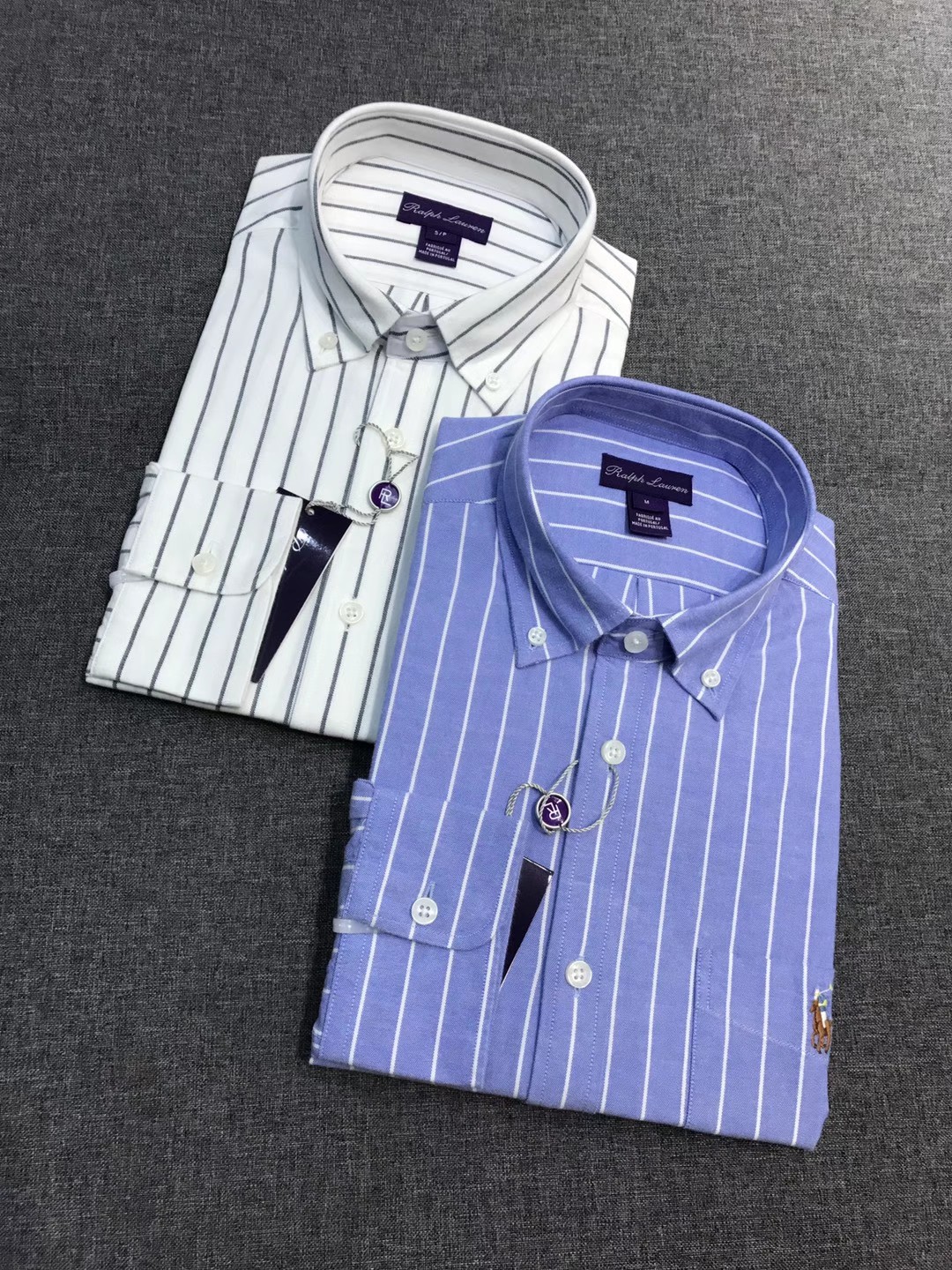 NO:607109,[New product] - RL/Raff family's original men's Oxford striped long-sleeved shirt, the best product from the trading company channel, pure blood quality, high-end purple label series!  Produced by Italian OEM, 2025 F/W new autumn and winter products, aristocratic and old-money classic ace items!  RL has a strong American retro trend, inspired by the British gentleman style and the aesthetics of the American upper class. The design style is highly stylized and is deeply loved by middle-income or above-income consumers and celebrities. RL fashion design combines fantasy, romance, innovation and classical inspiration. All details are structured on a value that will not be eliminated by time!  Rurple Label is a high-end luxury ready-to-wear line that is very particular about design and quality. It is a basic item that is very in line with the aesthetic tone of the RL family. The hem is decorated with the classic brand letter logo, which is made with exquisite three-dimensional embroidery technology. It also carries the classic three-dimensional colorful ponyboy embroidered body badge on the chest. It is very high-end and fashionable, and flaunts the brand identity!  As a recognized fashion item, the striped shirt is undoubtedly one of the most vital elements in the fashion circle. It has a high appearance rate, is simple and has a distinctive personality. It is a good medicine for improving vision. In terms of dressing, it is refreshing and age-reducing and has a sense of fashion. It is intellectually elegant and shows taste. It has various tags and symbols!  High-grade Egyptian combed long-staple cotton is supplied to customers. Cotton raw materials are selected from producing areas with excellent sunlight. It is made of high-count double-strand worsted spinning. It has a full cotton feel, is very delicate and soft, is extremely skin-friendly and comfortable, and has excellent breathability!  The details are exquisite and elegant, and they are made in strict accordance with Italian craftsmanship standards. The buttons are polished from natural mother-of-pearl, each one has a unique texture and has an excellent luster!  The upper body effect is excellent and can be used in various occasions. There is no age limit. The mixing and matching space is extremely high. It can be used for business commuting and outings for leisure. It can interpret a super stylish urban gentleman. It can be worn alone or as an outer layer. It is a must-have item in your wardrobe!  Size S-XXL S size shoulder width 45 bust 102 sleeve length 62 clothing length 73,,louis vuitton,shirts,alexander wang19860909【新品】-RL/拉夫家族原单男士牛津纺条纹长袖衬衫,贸易公司渠道臻品,纯正血统品质,高端紫标系列！意大利代工出品,25年F/W秋冬新品,贵族老钱经典王牌单品！ RL有着浓烈的美式复古潮流,灵感来源于英国绅士风格和美国上层阶级的美学,设计风格高度风格化,深受中等或以上收入消费者和社会名流的喜爱,RL时装设计融合幻想、浪漫、创新和古典的灵感呈现,所有的细节架构在一种不被时间淘汰的价值观上！ Rurple Label 紫标高端奢华成衣线,对于设计及品质极为考究,极符合RL家族美学基调的一款基础单品,下摆饰有经典品牌字母标识,采用精美立体刺绣工艺打造而成,同时搭载胸前经典立体彩色小马仔刺绣体徽章,非常高级时髦,且标榜了品牌身份！ 条纹衬衫作为公认的时尚单品,无疑是时尚圈生命力最强的元素之一,出镜率极高,简单而个性鲜明,是改良视觉的良药,在穿搭方面即清爽减龄又自带时髦感,即知性儒雅又彰显品位气质,有着各种标签符号！ 客供高级埃及精梳长绒棉,甄选光照极好的产区棉花原料,高支双股精纺而成,棉感十足,非常细腻柔软,极为亲肤舒适,同时具备优良的透气性！ 细节处处精致考究,严丝合缝,严格按照意大利工艺标准制作,纽扣为天然母贝打磨而成,每粒都有着独一无二的纹路,光泽感极好！ 上身效果出色,可驾驭各种场合,无年龄层次限定,混搭空间极高,商务通勤及出街休闲皆可驾驭,可以诠释出超具型格的都市绅士感,单穿或者外搭皆可适宜,衣橱必入的单品！尺码S-XXL S码 肩宽45 胸围102 袖长62 衣长73,,louis vuitton,shirts,alexander wang,Men's clothing