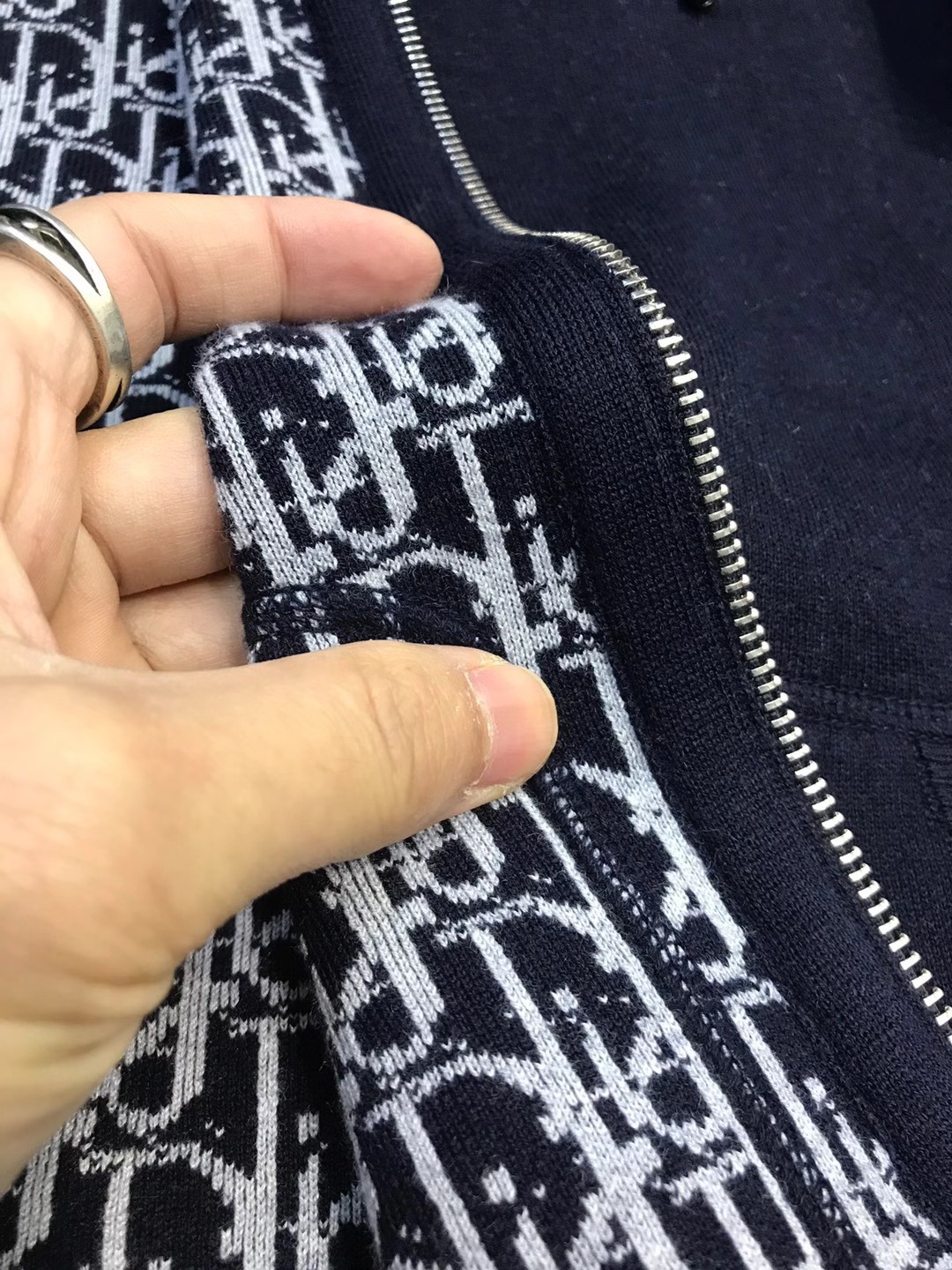 【新品】CD.HOMME男士时装款连帽拉链开衫/羊毛衫/毛衣外套，贸易公司洋行货，重磅高级心水之物，高级