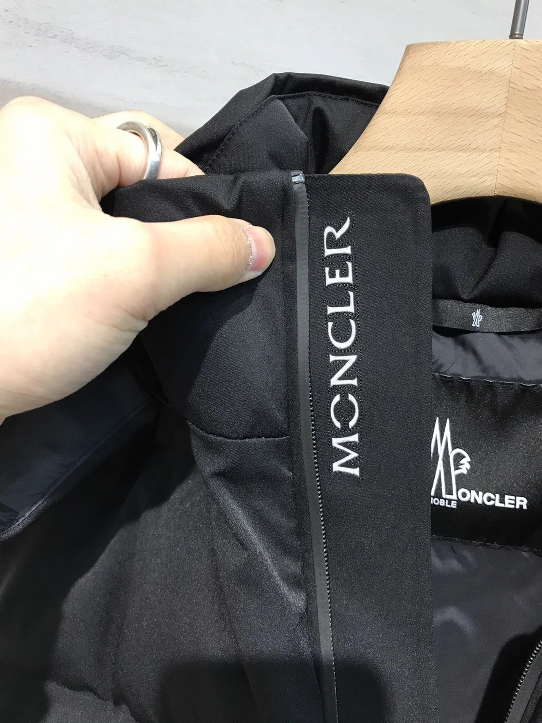 【新品】Mon/羽皇家族男士时装款户外可拆卸帽白鹅绒羽绒马甲，贸易公司渠道货，高端品鉴臻品，25年A/W