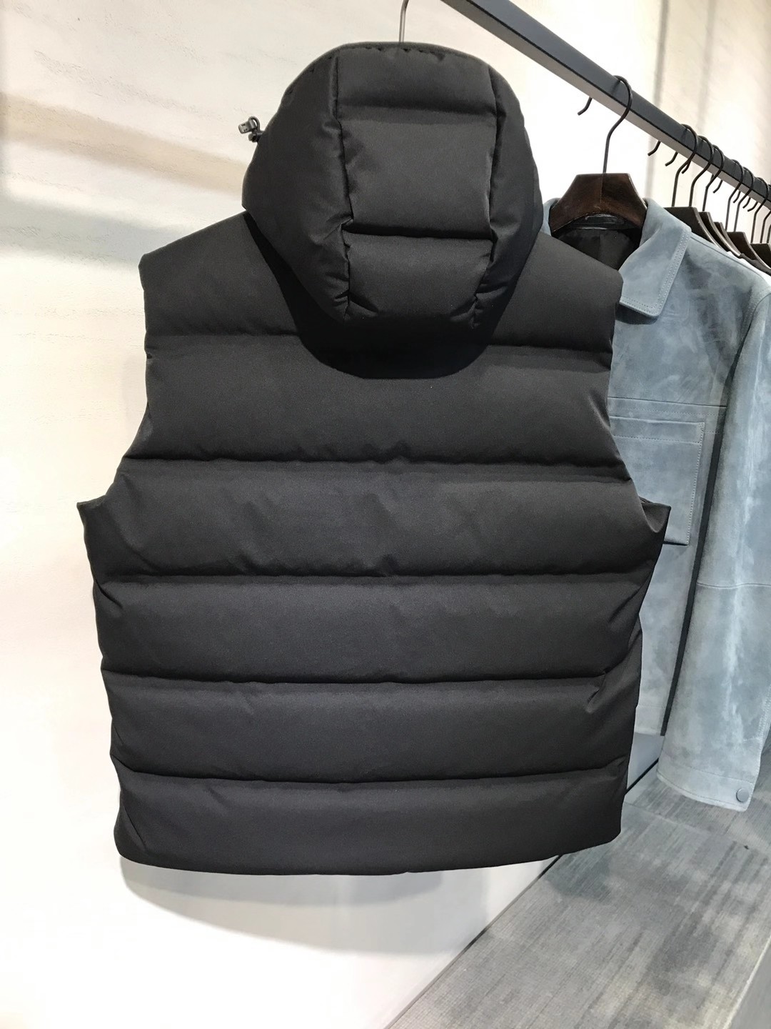 【新品】Mon/羽皇家族男士时装款户外可拆卸帽白鹅绒羽绒马甲，贸易公司渠道货，高端品鉴臻品，25年A/W