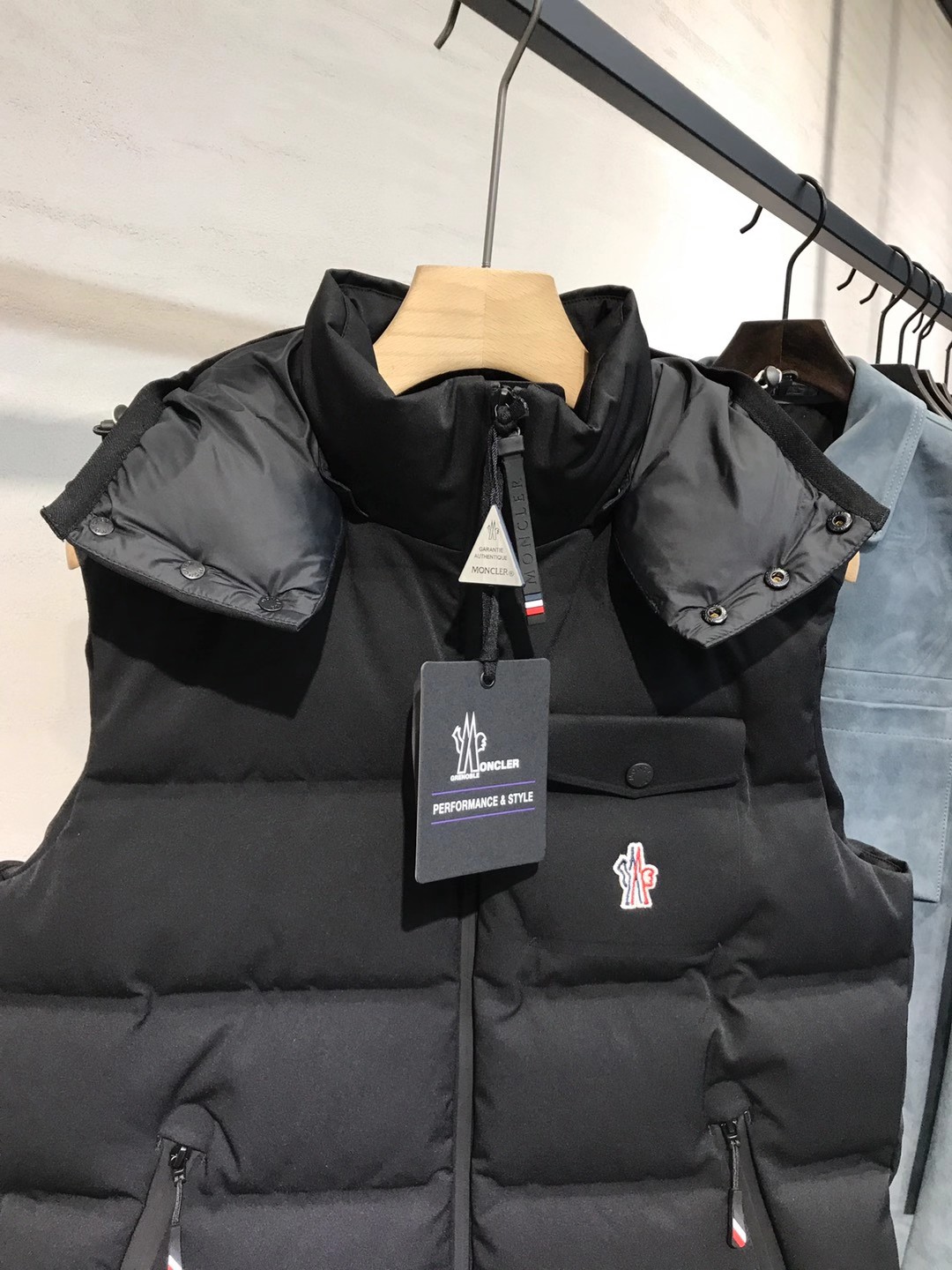 【新品】Mon/羽皇家族男士时装款户外可拆卸帽白鹅绒羽绒马甲，贸易公司渠道货，高端品鉴臻品，25年A/W