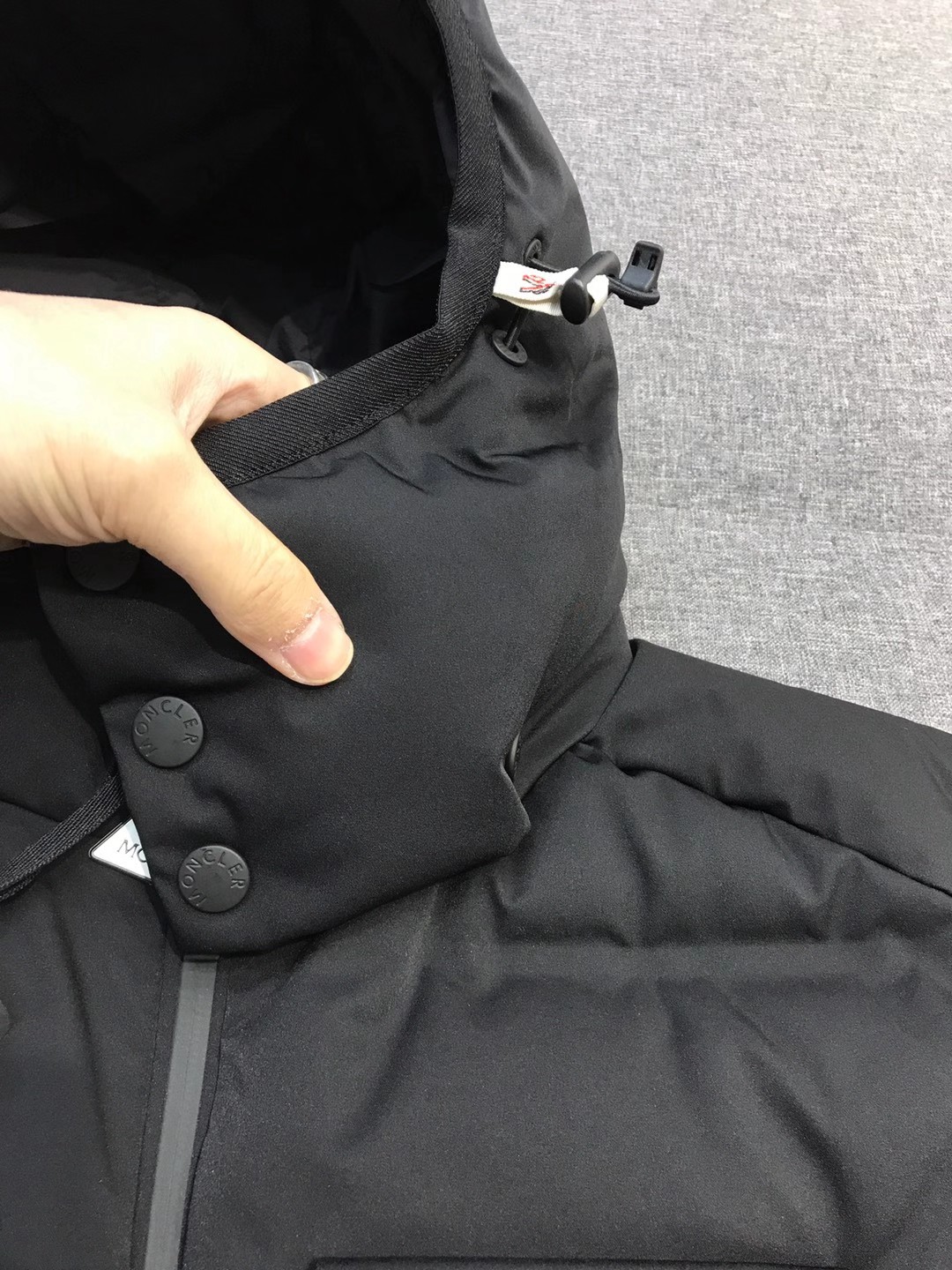 【新品】Mon/羽皇家族男士时装款户外可拆卸帽白鹅绒羽绒马甲，贸易公司渠道货，高端品鉴臻品，25年A/W