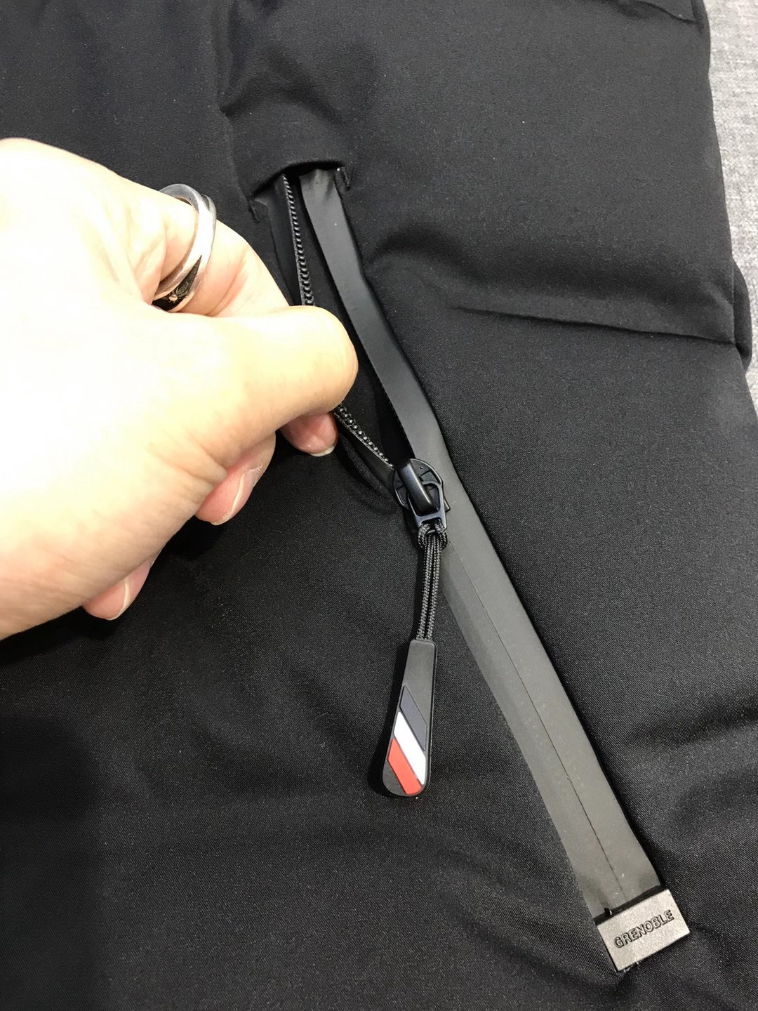 【新品】Mon/羽皇家族男士时装款户外可拆卸帽白鹅绒羽绒马甲，贸易公司渠道货，高端品鉴臻品，25年A/W