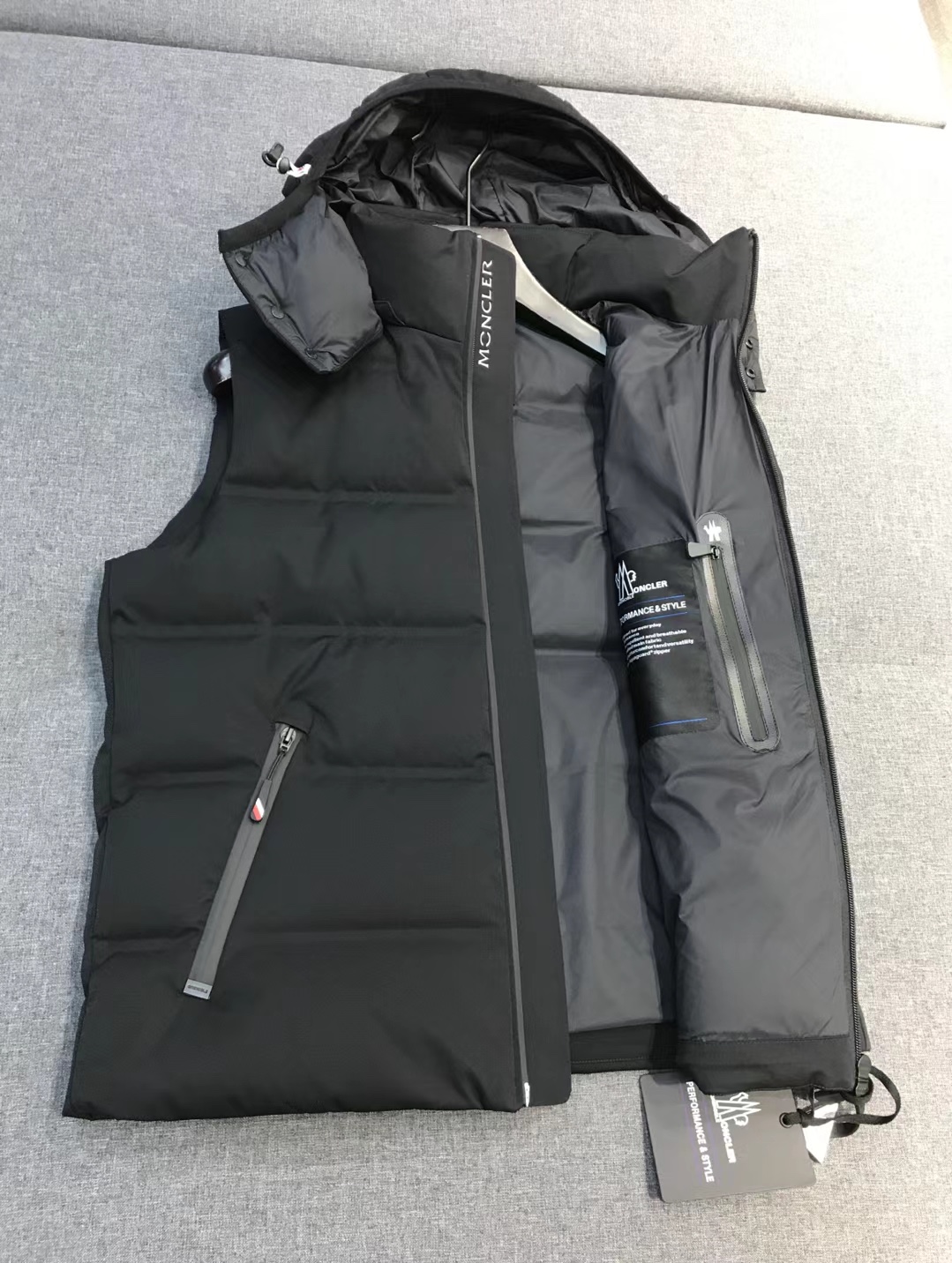 【新品】Mon/羽皇家族男士时装款户外可拆卸帽白鹅绒羽绒马甲，贸易公司渠道货，高端品鉴臻品，25年A/W