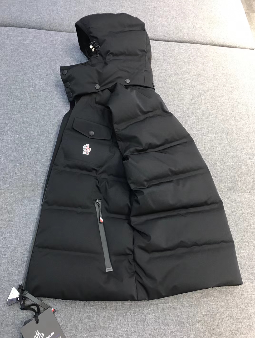 【新品】Mon/羽皇家族男士时装款户外可拆卸帽白鹅绒羽绒马甲，贸易公司渠道货，高端品鉴臻品，25年A/W