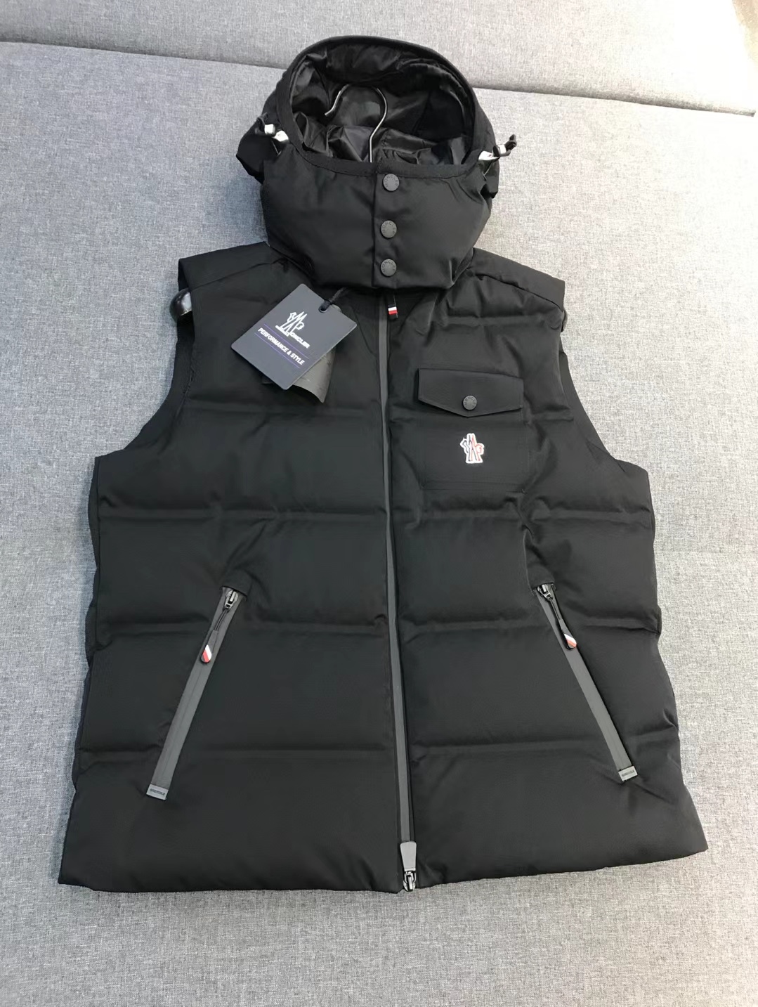 【新品】Mon/羽皇家族男士时装款户外可拆卸帽白鹅绒羽绒马甲，贸易公司渠道货，高端品鉴臻品，25年A/W