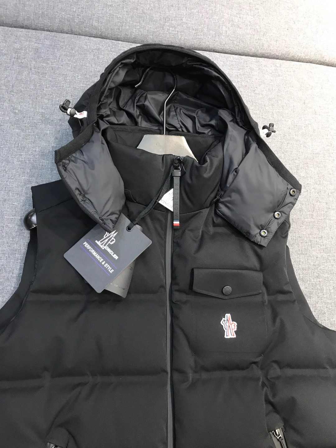 【新品】Mon/羽皇家族男士时装款户外可拆卸帽白鹅绒羽绒马甲，贸易公司渠道货，高端品鉴臻品，25年A/W