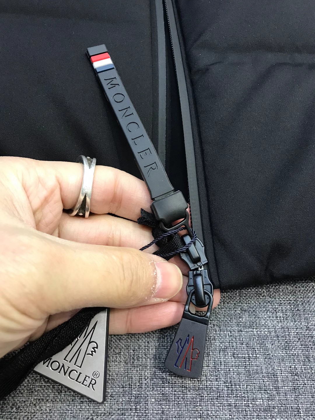 【新品】Mon/羽皇家族男士时装款户外可拆卸帽白鹅绒羽绒马甲，贸易公司渠道货，高端品鉴臻品，25年A/W