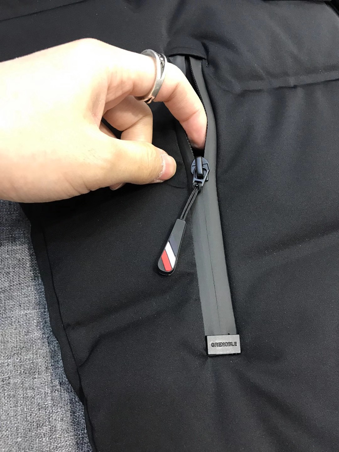 【新品】Mon/羽皇家族男士时装款户外可拆卸帽白鹅绒羽绒马甲，贸易公司渠道货，高端品鉴臻品，25年A/W