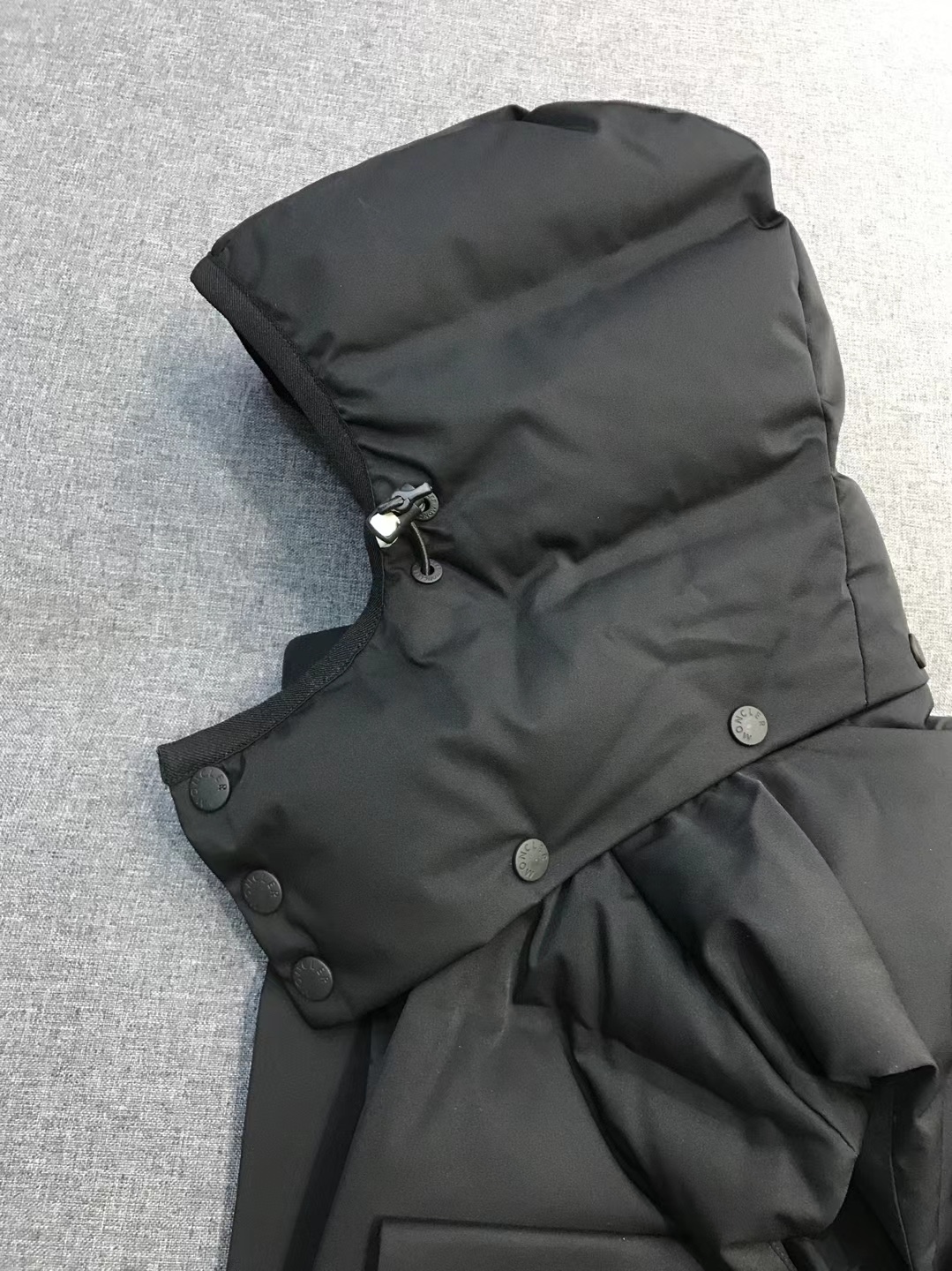 【新品】Mon/羽皇家族男士时装款户外可拆卸帽白鹅绒羽绒马甲，贸易公司渠道货，高端品鉴臻品，25年A/W