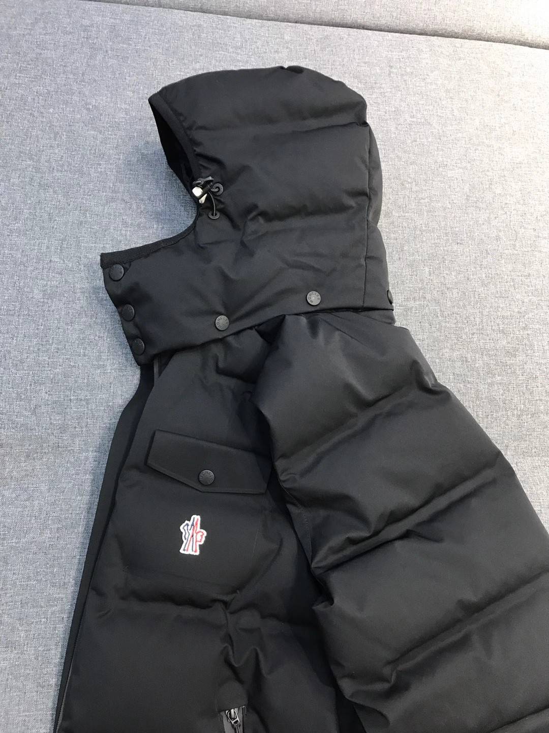 【新品】Mon/羽皇家族男士时装款户外可拆卸帽白鹅绒羽绒马甲，贸易公司渠道货，高端品鉴臻品，25年A/W