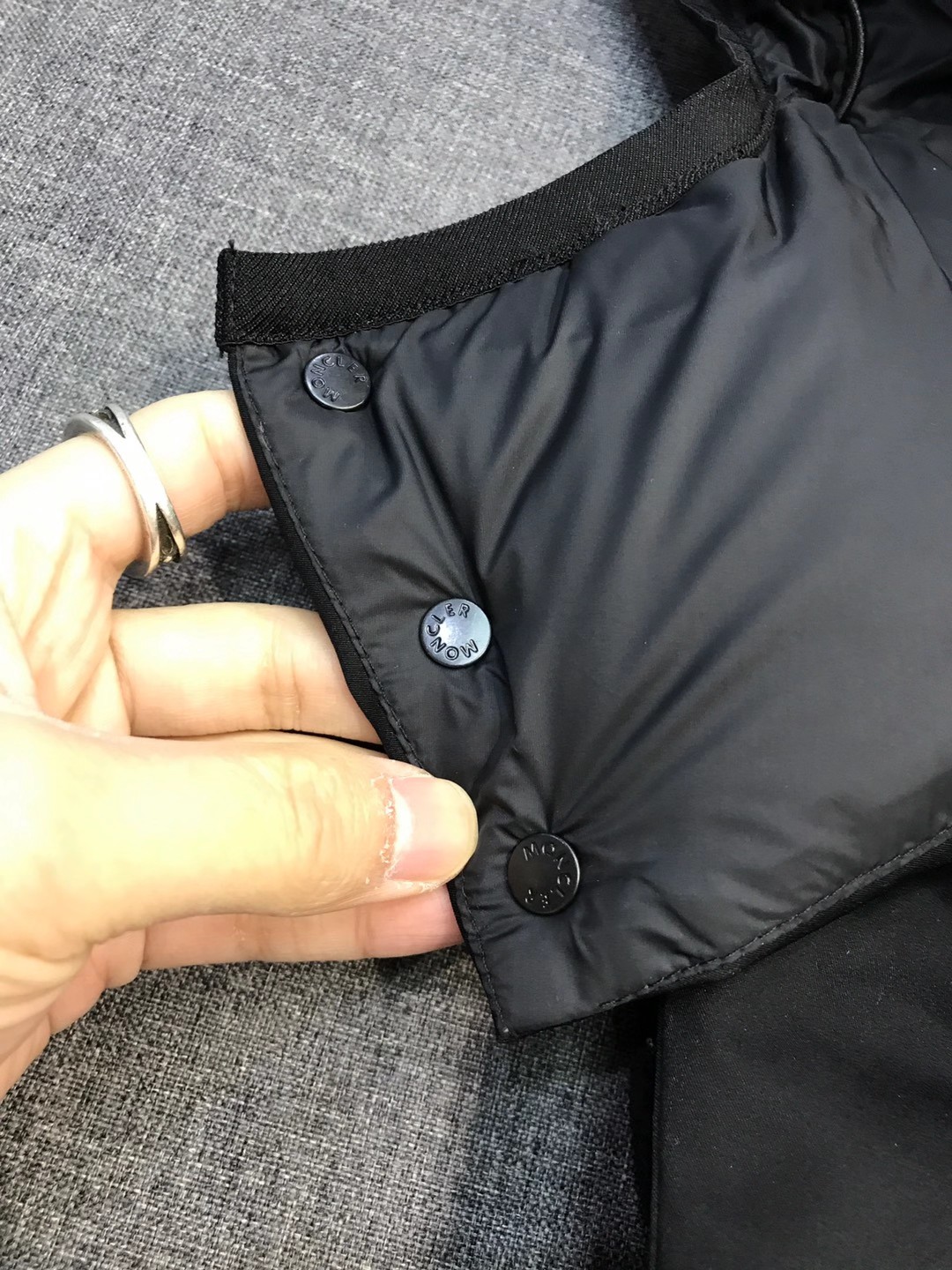 【新品】Mon/羽皇家族男士时装款户外可拆卸帽白鹅绒羽绒马甲，贸易公司渠道货，高端品鉴臻品，25年A/W